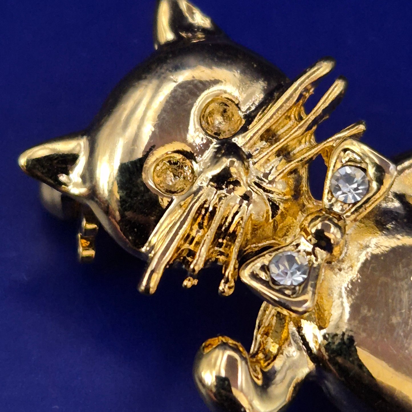 Verspielte Katzen Brosche in Gold-Optik – Charmantes Accessoire