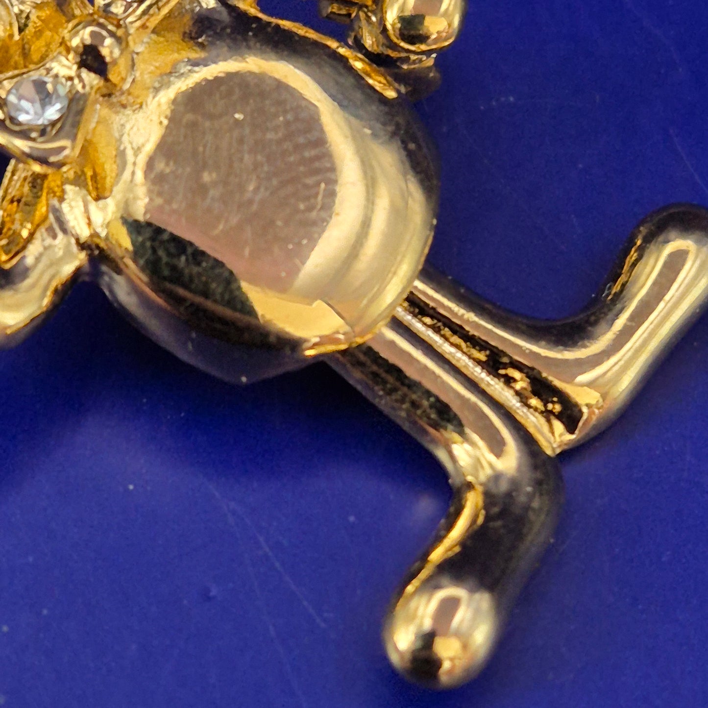 Verspielte Katzen Brosche in Gold-Optik – Charmantes Accessoire
