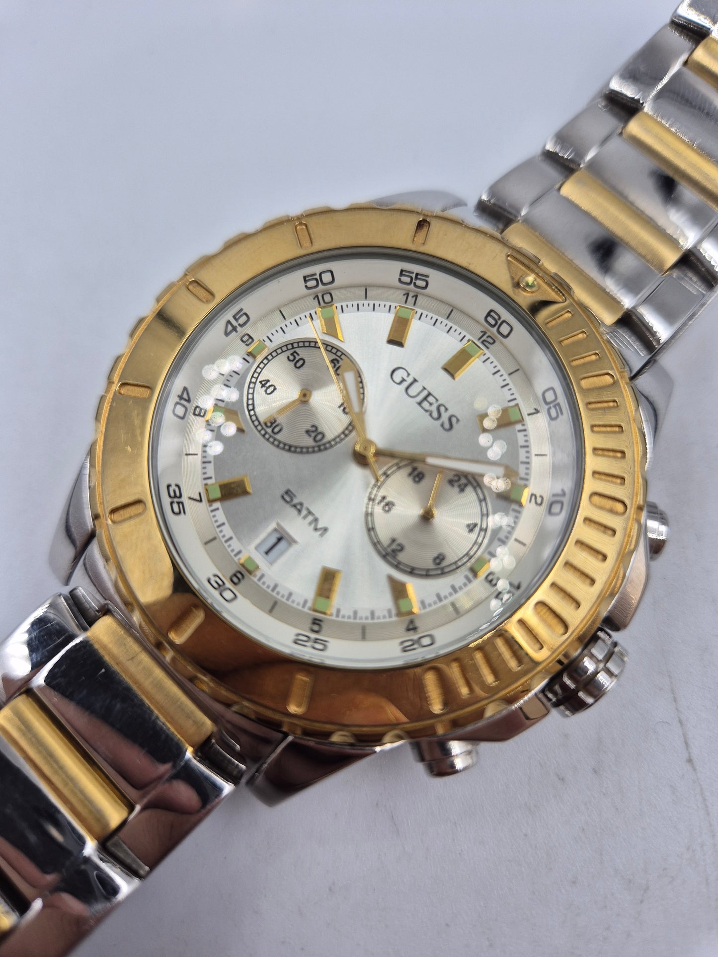 Stilvolle Guess Herren Armband Uhr – Bicolor Chronograph mit 5ATM