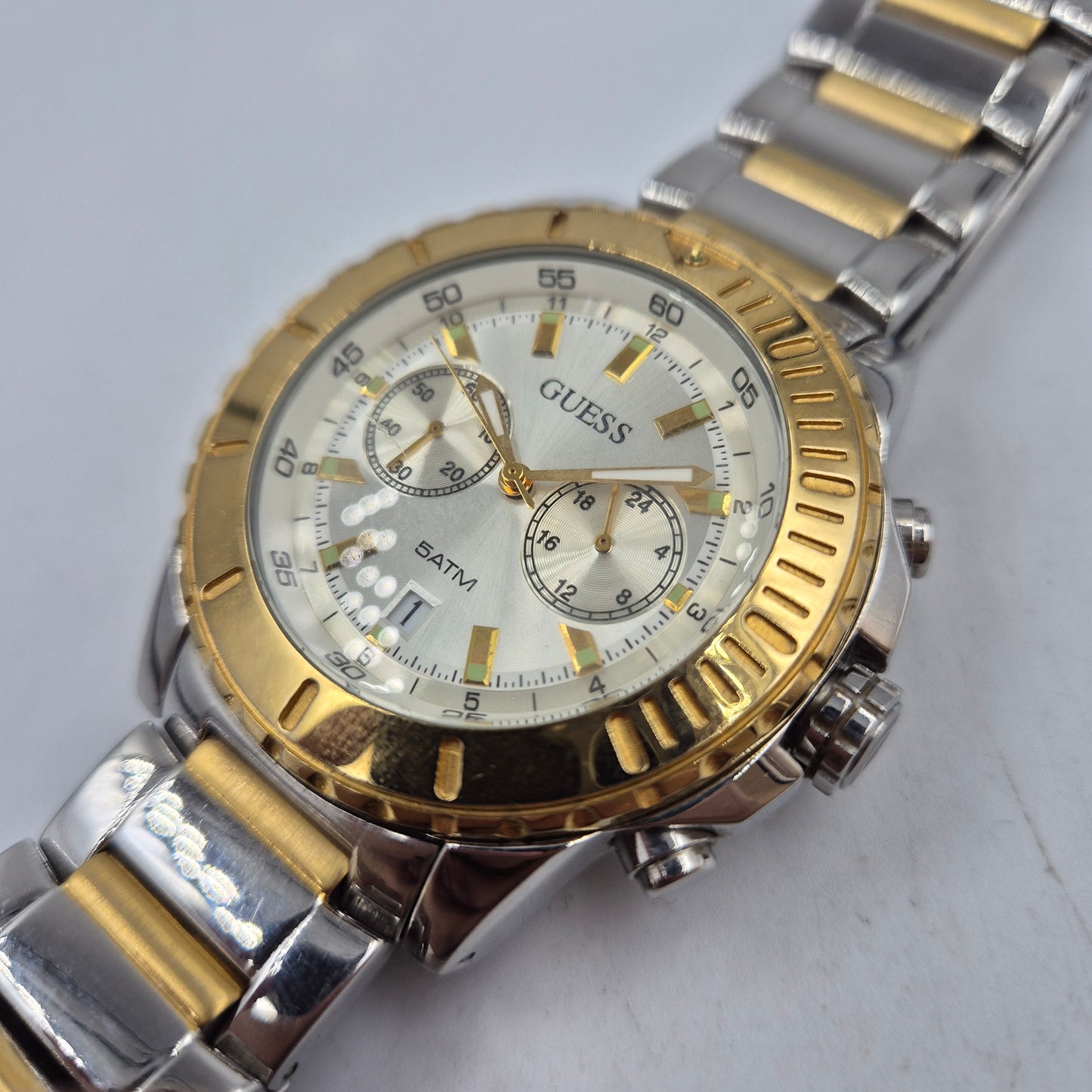 Stilvolle Guess Herren Armband Uhr – Bicolor Chronograph mit 5ATM