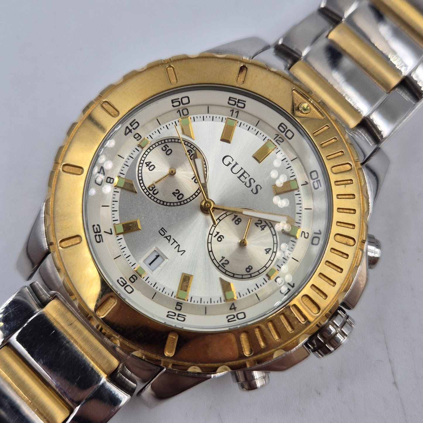 Stilvolle Guess Herren Armband Uhr – Bicolor Chronograph mit 5ATM
