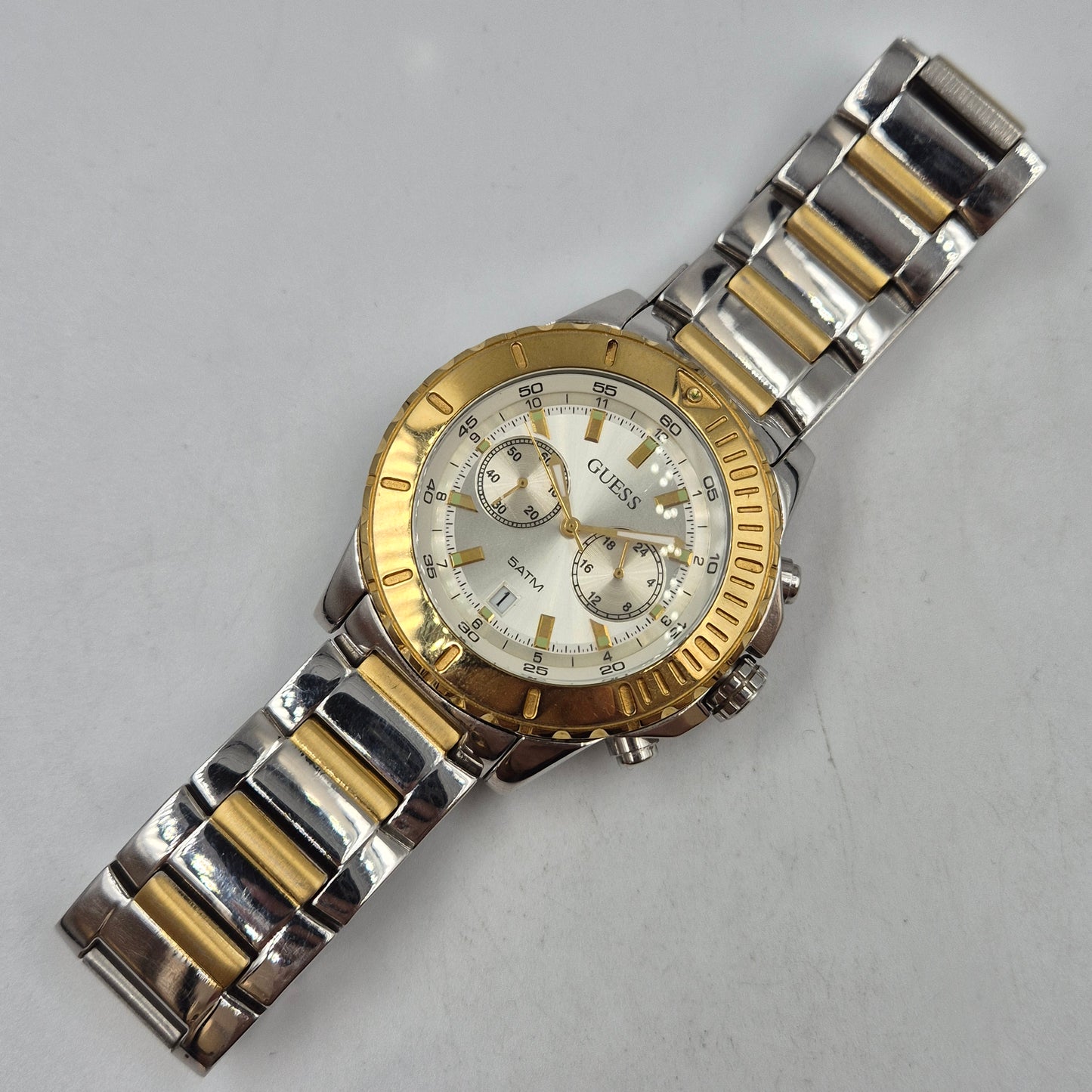 Stilvolle Guess Herren Armband Uhr – Bicolor Chronograph mit 5ATM