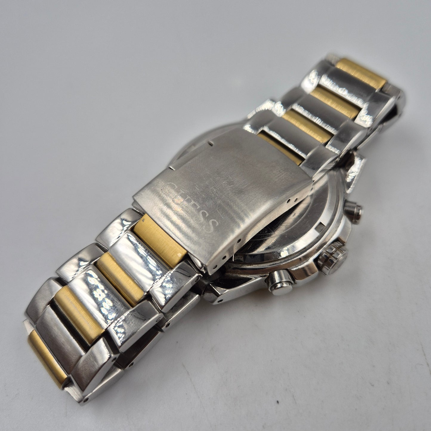 Stilvolle Guess Herren Armband Uhr – Bicolor Chronograph mit 5ATM