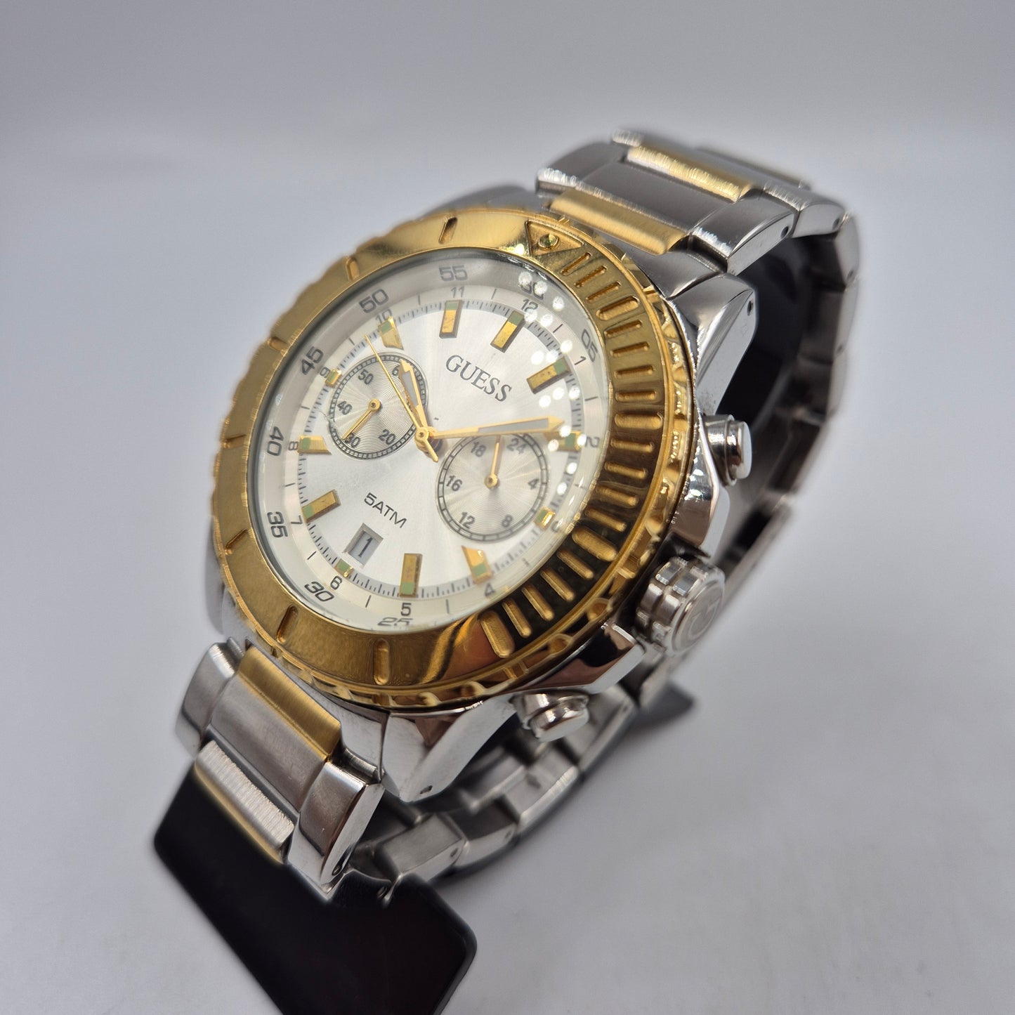 Stilvolle Guess Herren Armband Uhr – Bicolor Chronograph mit 5ATM
