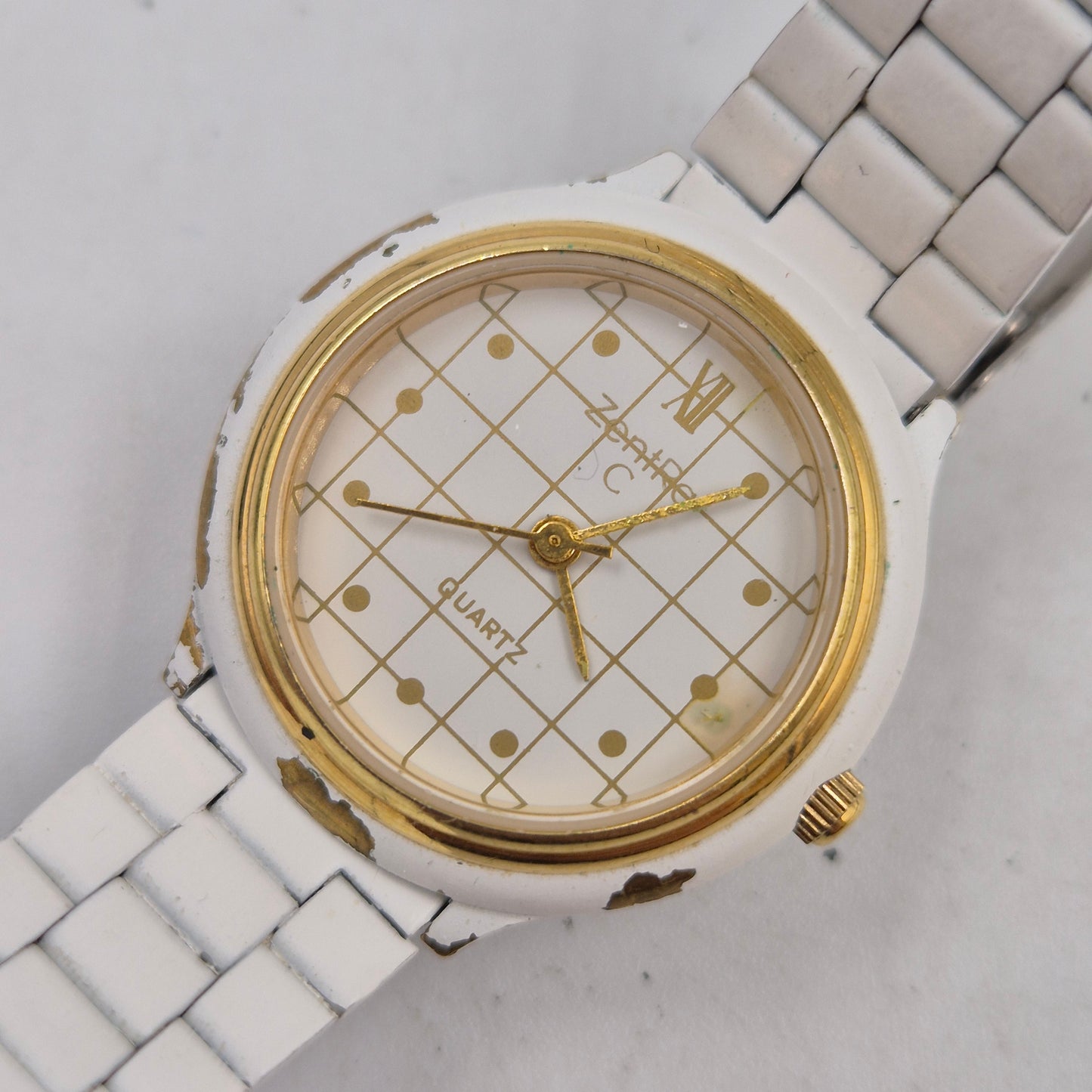 Verspielte Zentra Damen Uhr – Vintage Design in Weiß und Gold