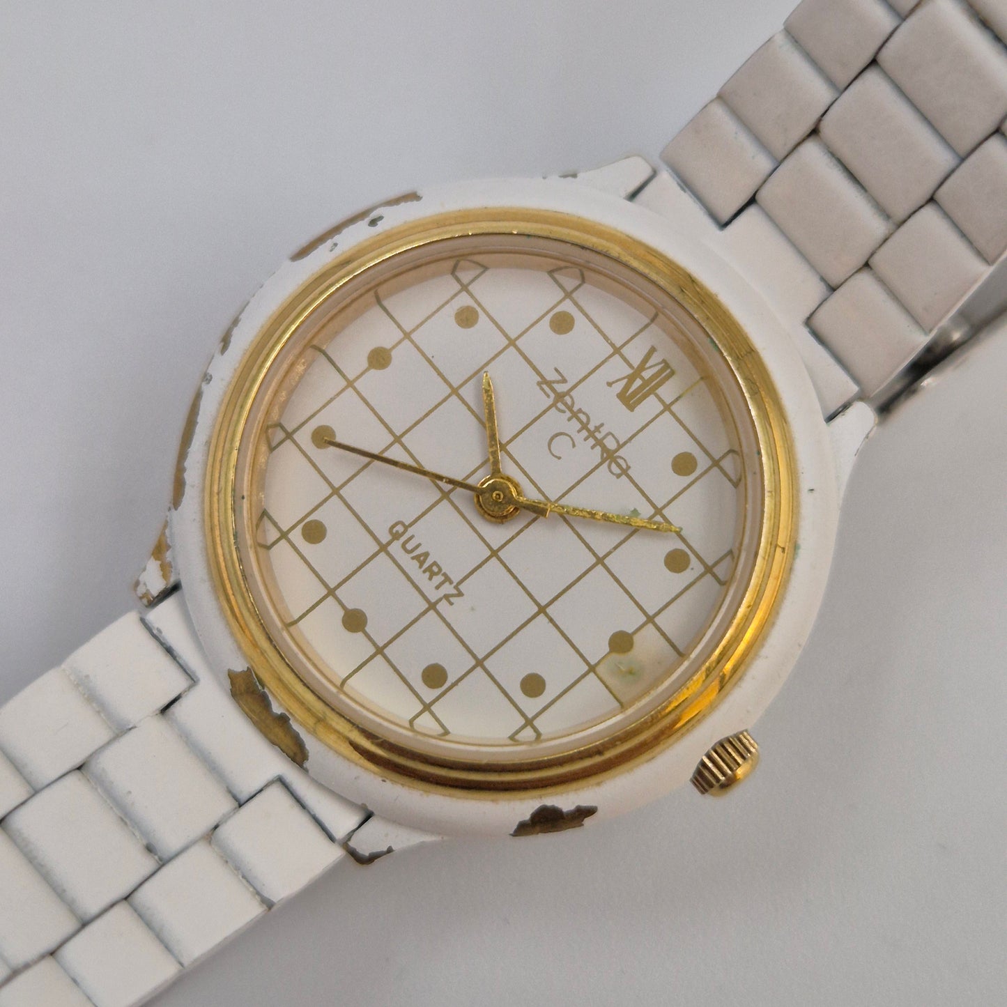 Verspielte Zentra Damen Uhr – Vintage Design in Weiß und Gold