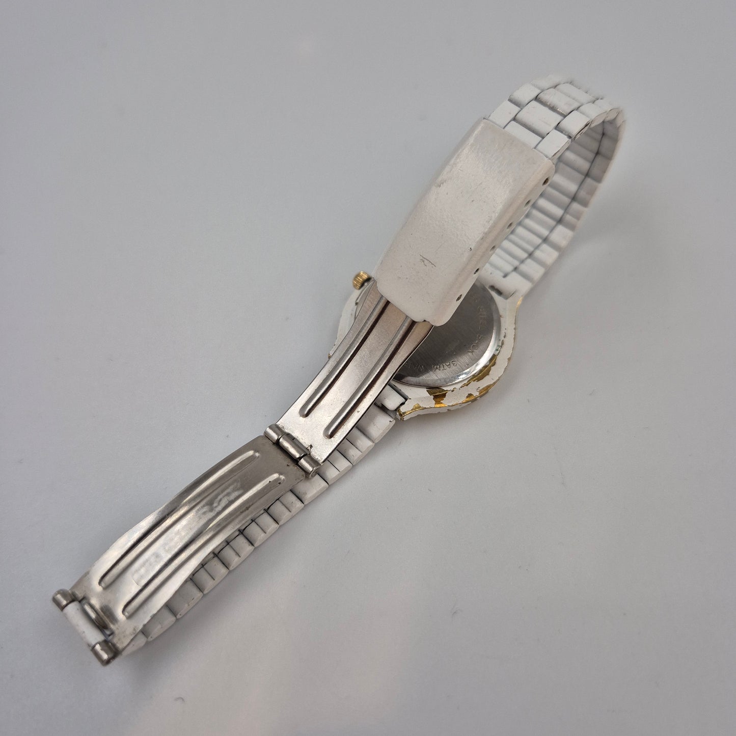 Verspielte Zentra Damen Uhr – Vintage Design in Weiß und Gold