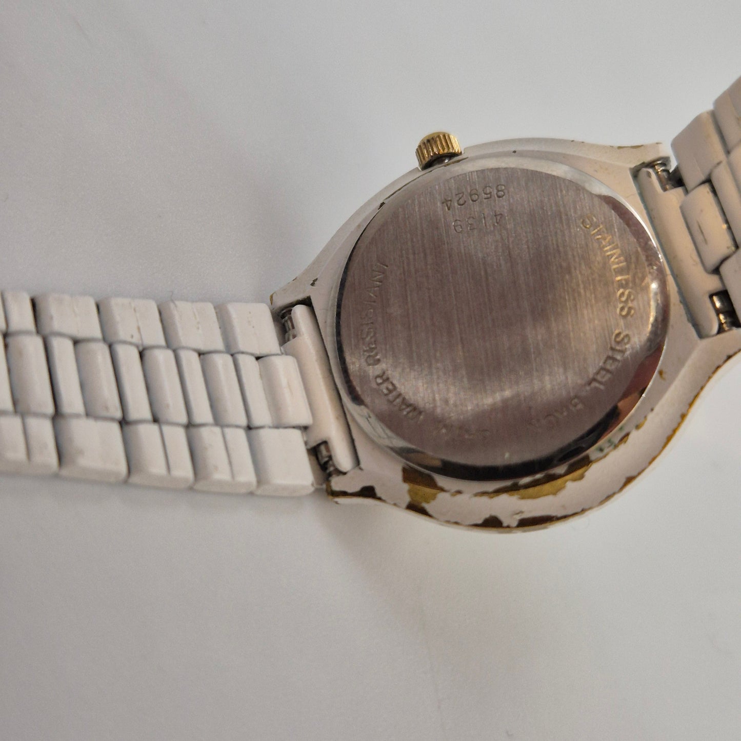 Verspielte Zentra Damen Uhr – Vintage Design in Weiß und Gold