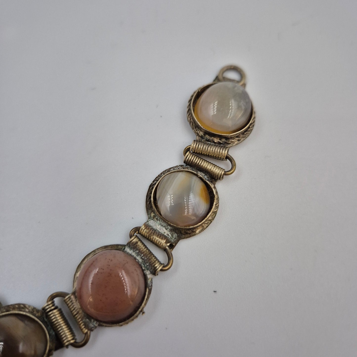Antikes Armband mit Edelsteinen – Boho-Stil in Messing-Optik