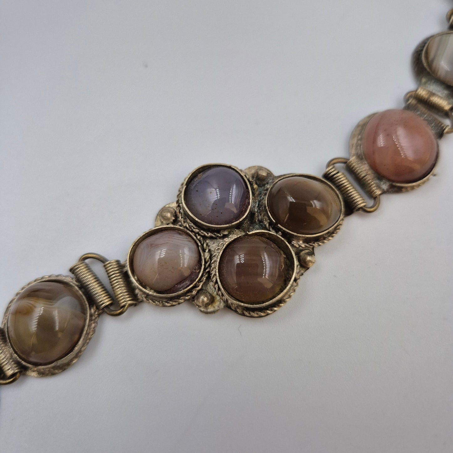 Antikes Armband mit Edelsteinen – Boho-Stil in Messing-Optik