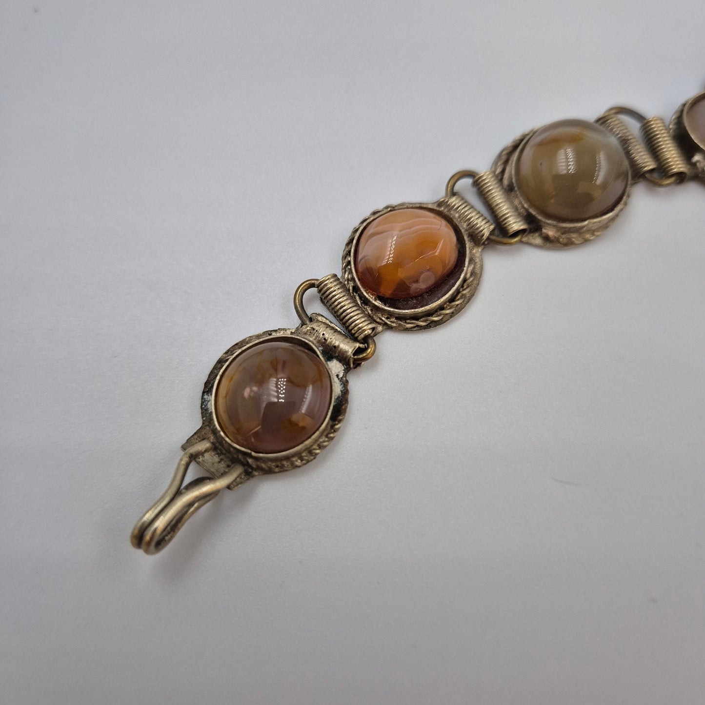 Antikes Armband mit Edelsteinen – Boho-Stil in Messing-Optik