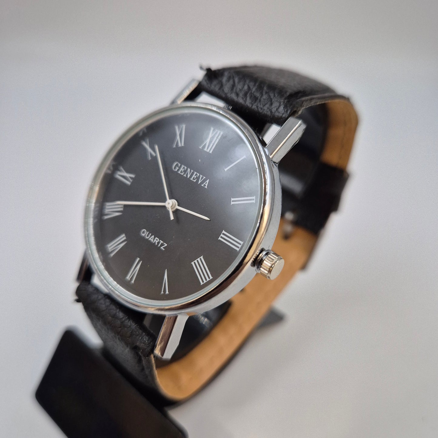 Klassische Geneva Armband Uhr – Schwarz mit römischen Ziffern