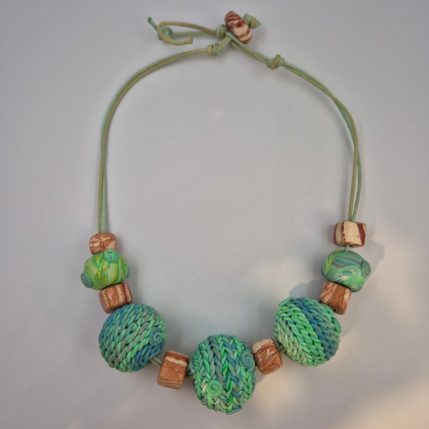 Bunte Statement Kette – Verspieltes Design mit texturierten Perlen