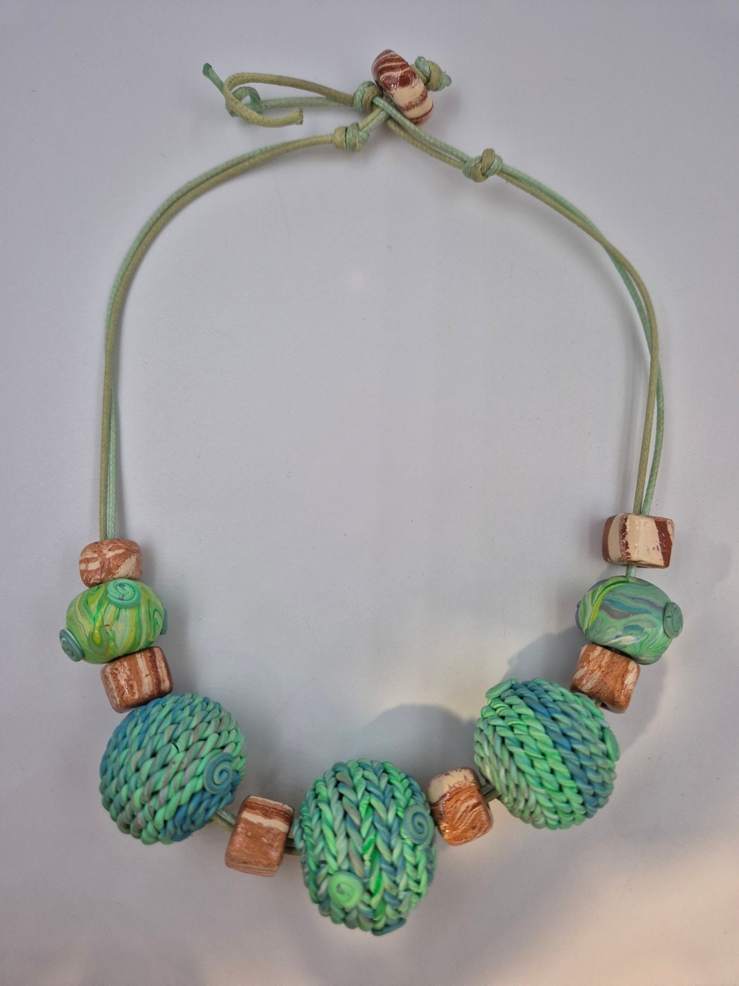 Bunte Statement Kette – Verspieltes Design mit texturierten Perlen
