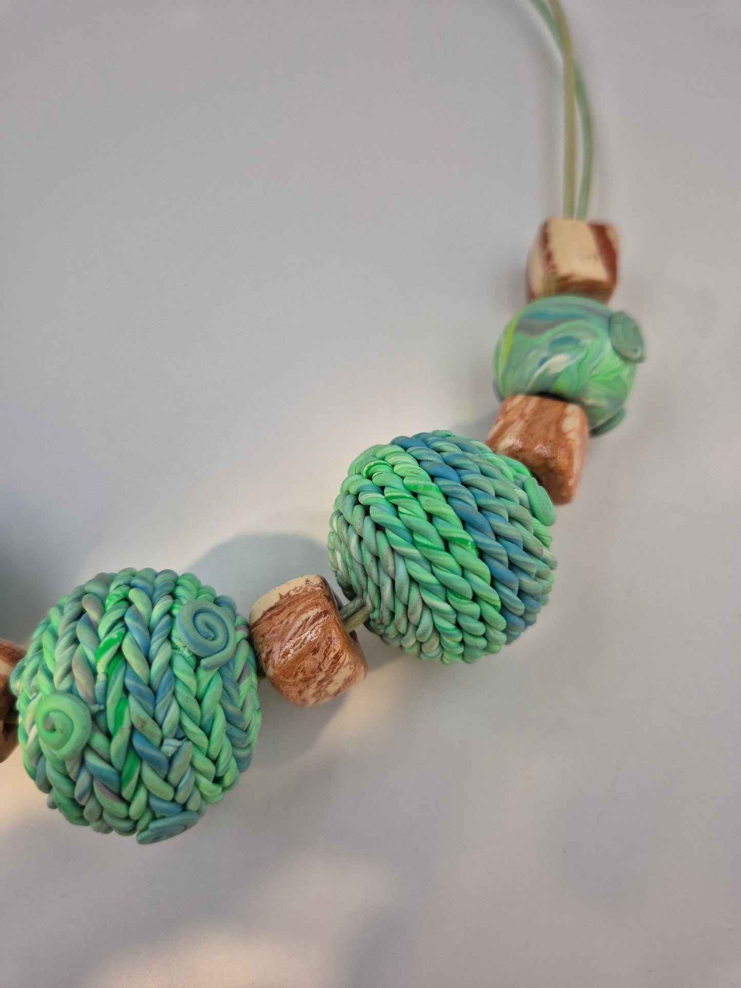 Bunte Statement Kette – Verspieltes Design mit texturierten Perlen