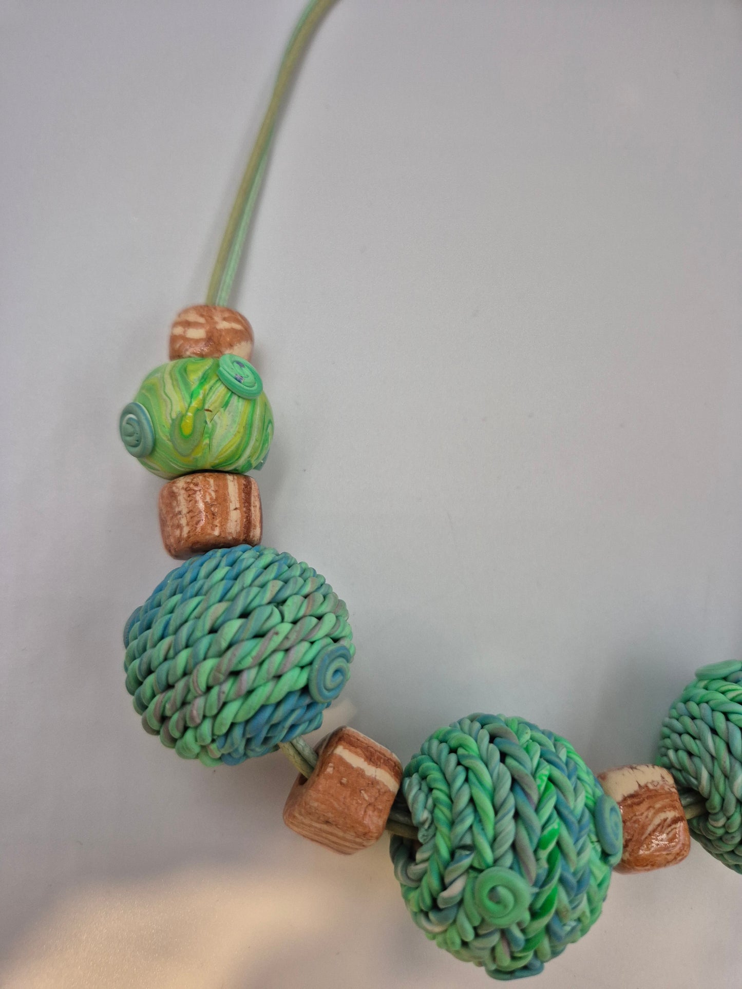 Bunte Statement Kette – Verspieltes Design mit texturierten Perlen