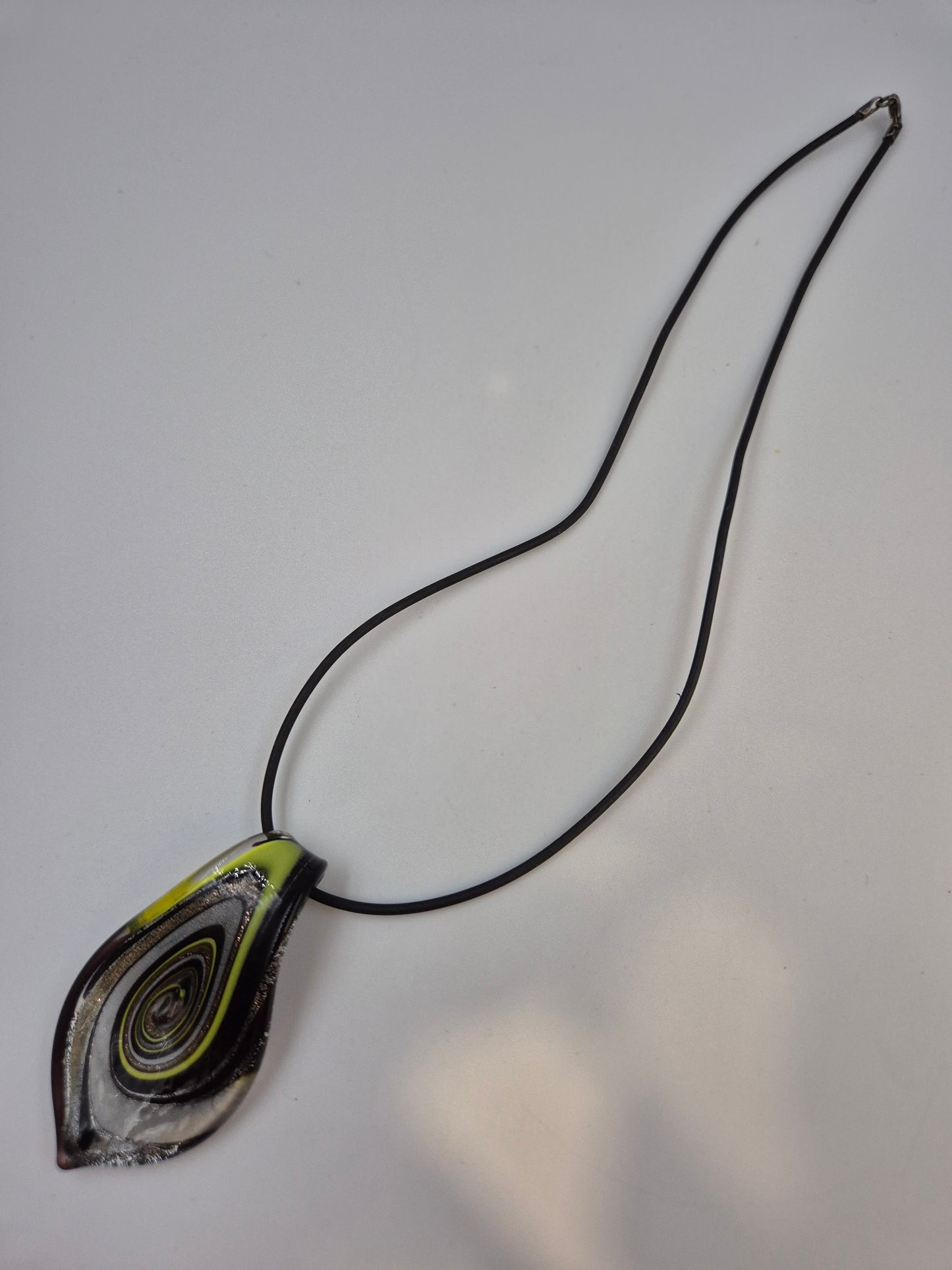 Elegante Damen Uhr Kette mit Muranoglas-Stil Anhänger in Schwarz-Gelb