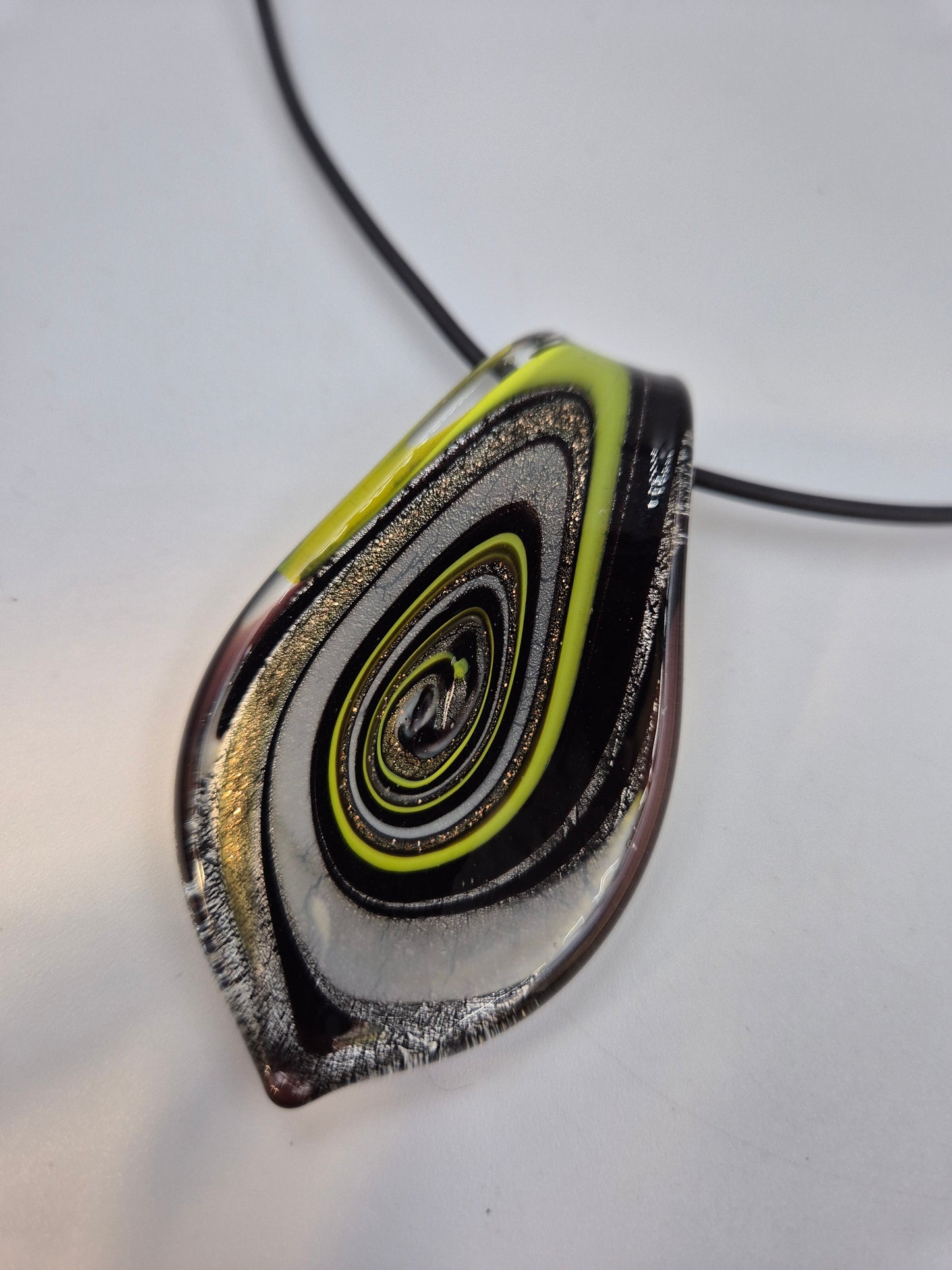 Elegante Damen Uhr Kette mit Muranoglas-Stil Anhänger in Schwarz-Gelb