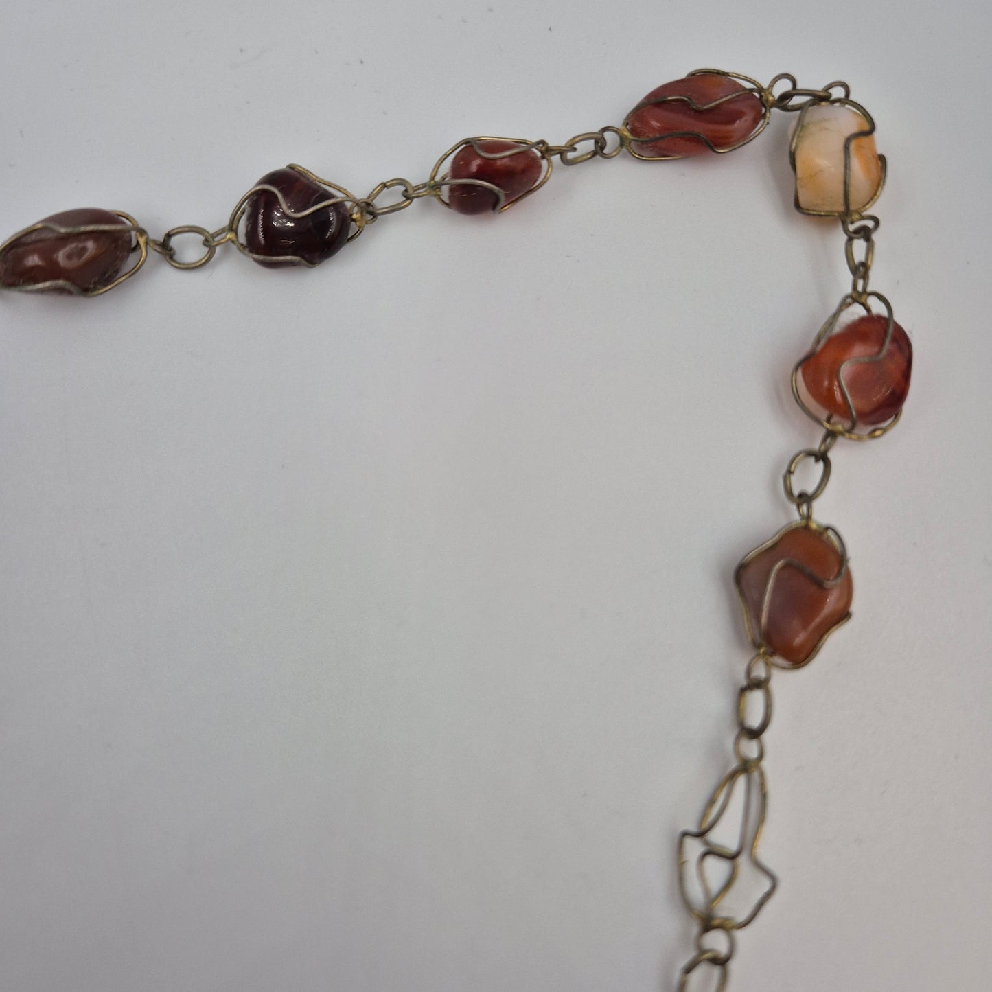 Vintage Damen Uhr Kette mit braun-roten Edelsteinen in Drahtwicklung