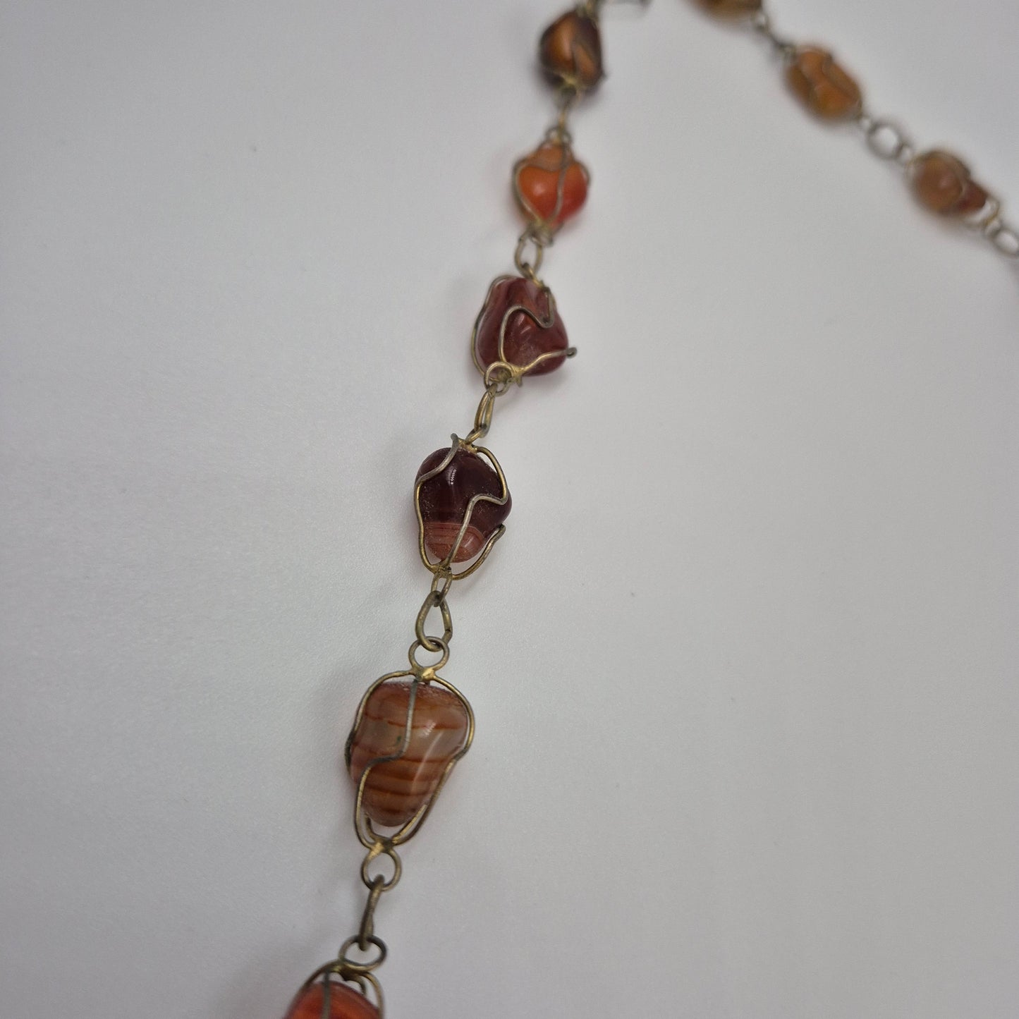 Vintage Damen Uhr Kette mit braun-roten Edelsteinen in Drahtwicklung