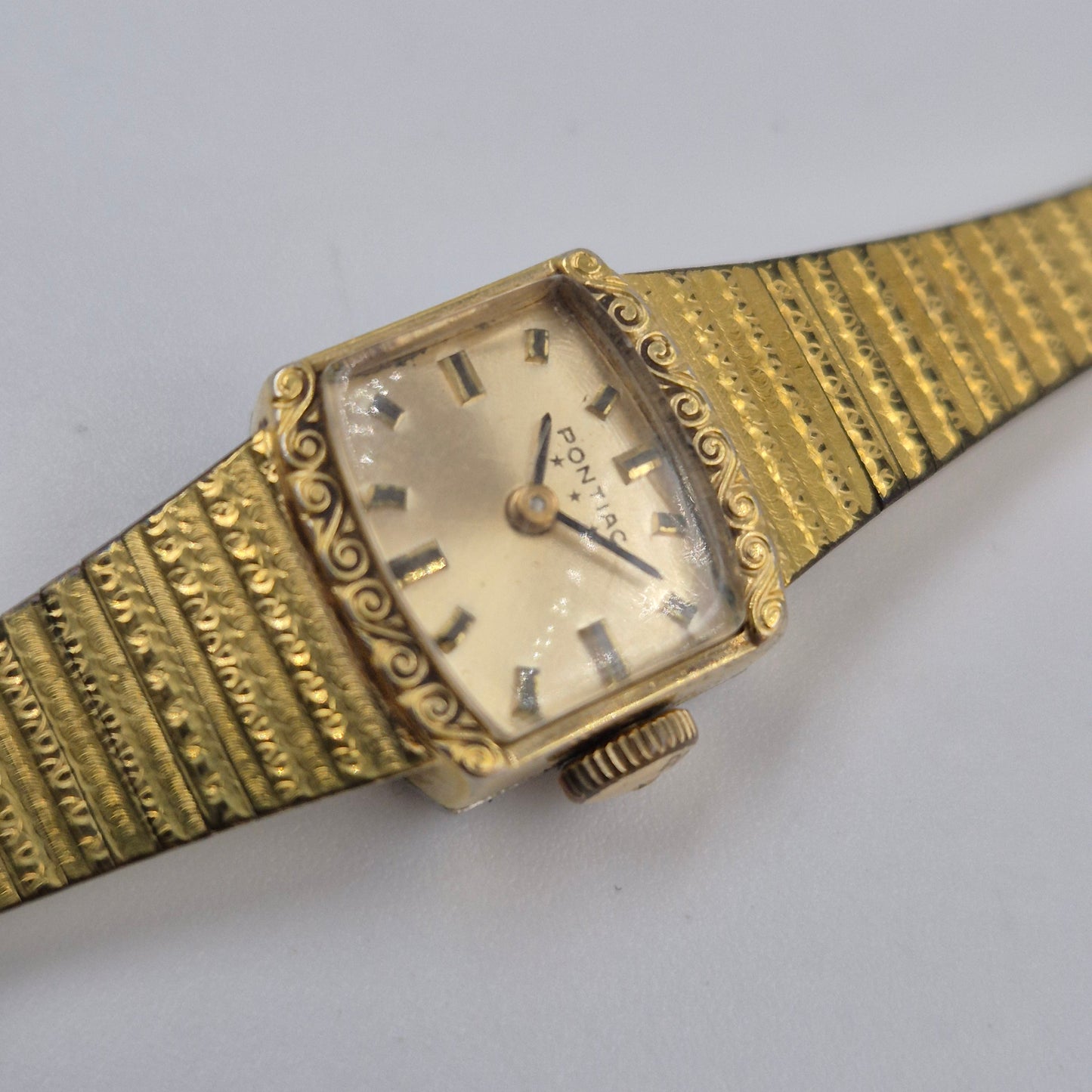Vintage Pontiac Damen Uhr – Elegantes Schmuckstück mit Musterarmband