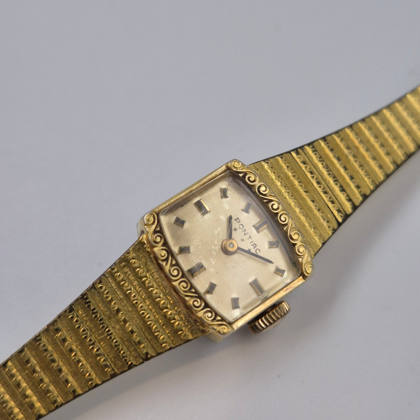 Vintage Pontiac Damen Uhr – Elegantes Schmuckstück mit Musterarmband