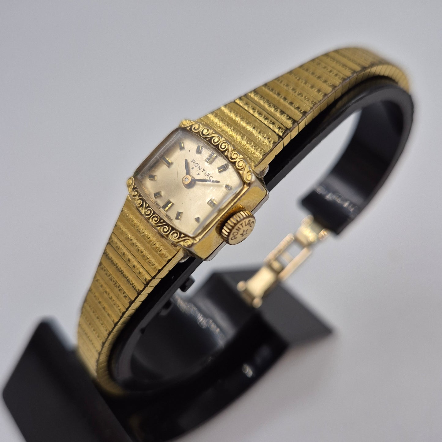 Vintage Pontiac Damen Uhr – Elegantes Schmuckstück mit Musterarmband