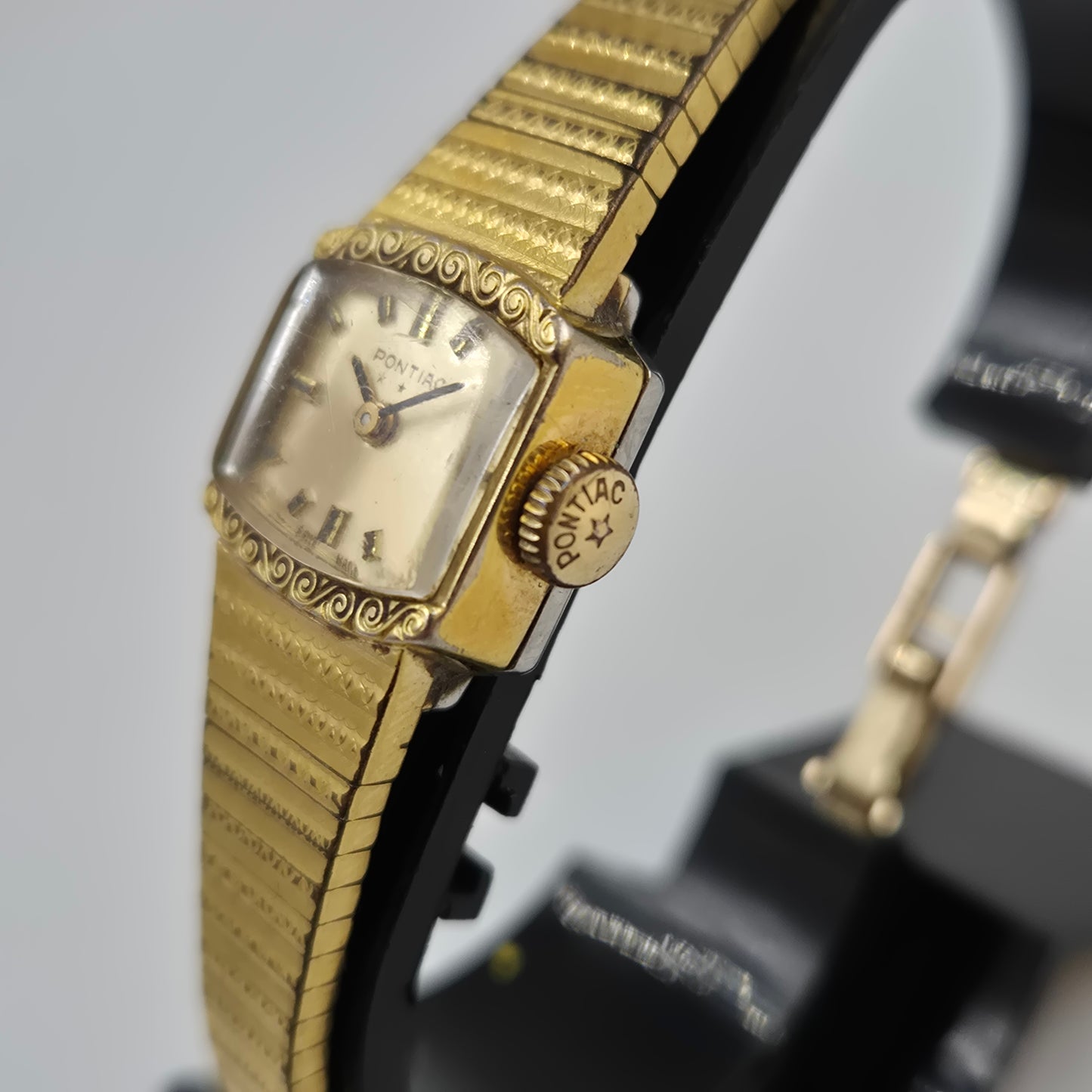 Vintage Pontiac Damen Uhr – Elegantes Schmuckstück mit Musterarmband