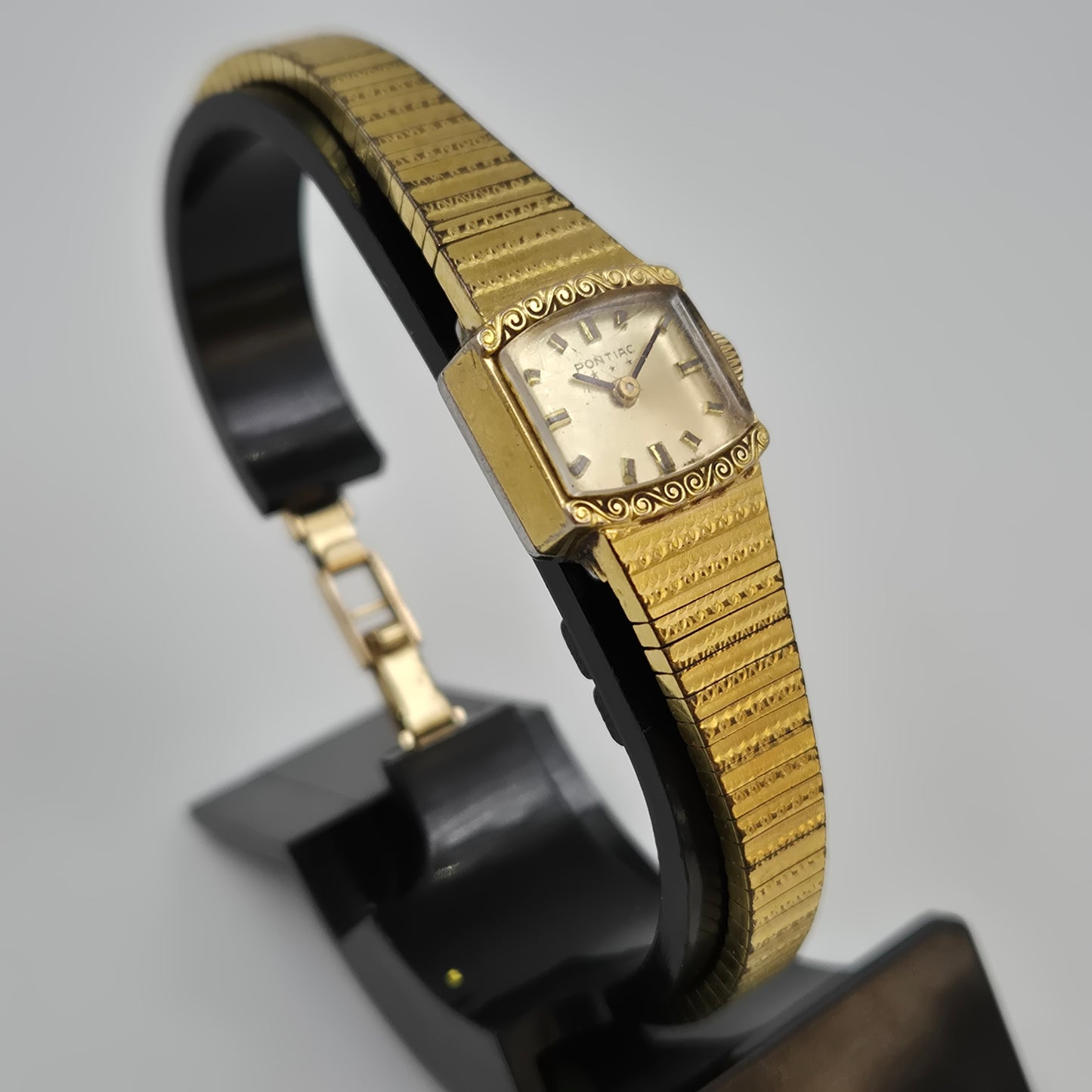 Vintage Pontiac Damen Uhr – Elegantes Schmuckstück mit Musterarmband
