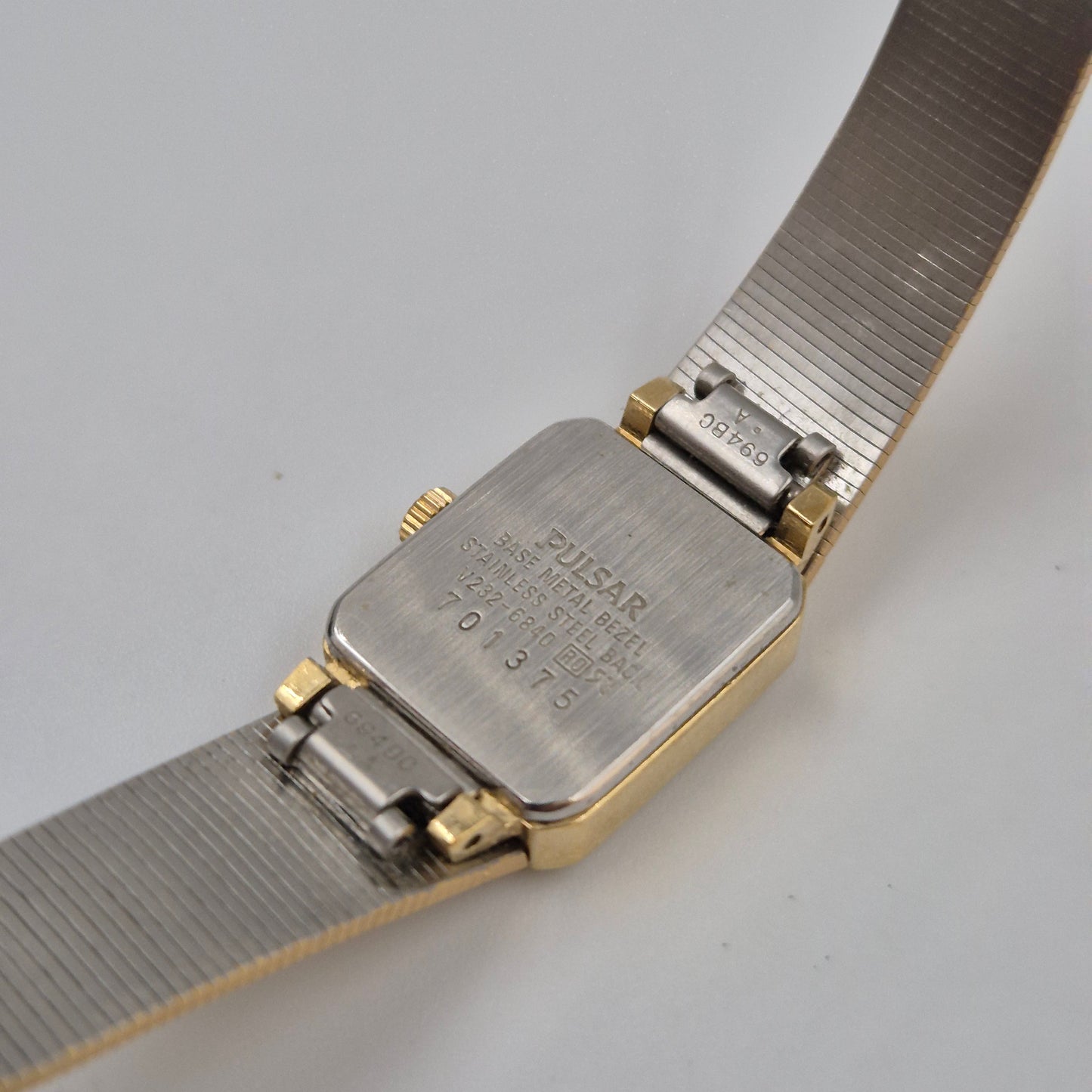 Elegante Pulsar Damen Uhr – Goldenes Vintage Design im Rechteck-Look