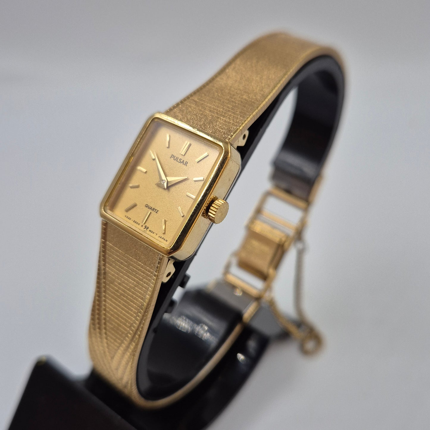Elegante Pulsar Damen Uhr – Goldenes Vintage Design im Rechteck-Look