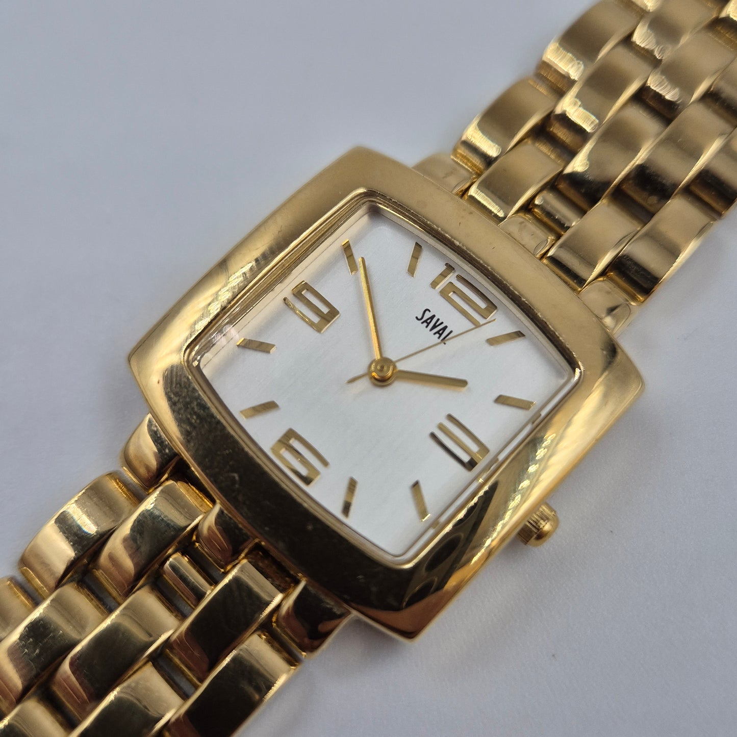 Elegante Saval Damen Uhr – Edles Design in glänzender Gold-Optik