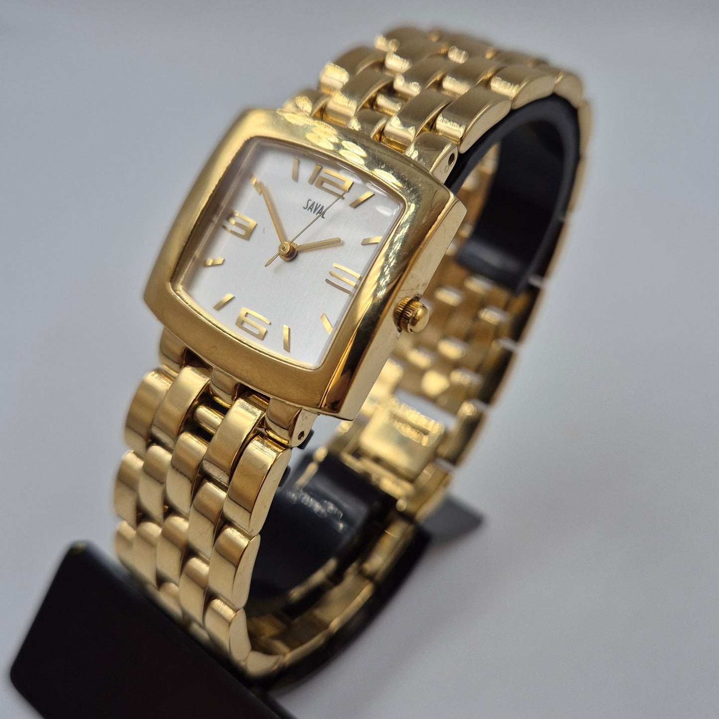 Elegante Saval Damen Uhr – Edles Design in glänzender Gold-Optik