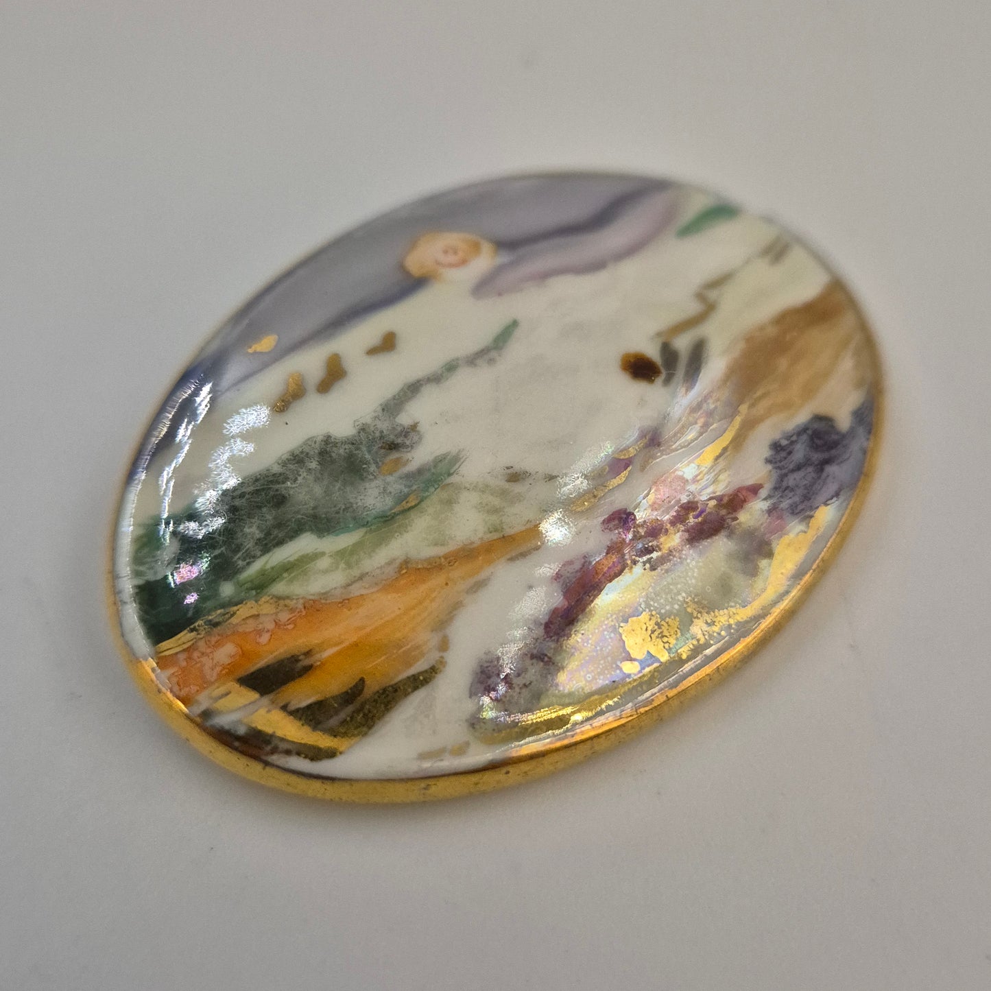 Kunstvolle Vintage Porzellan Brosche – Handbemaltes Landschaftsmotiv