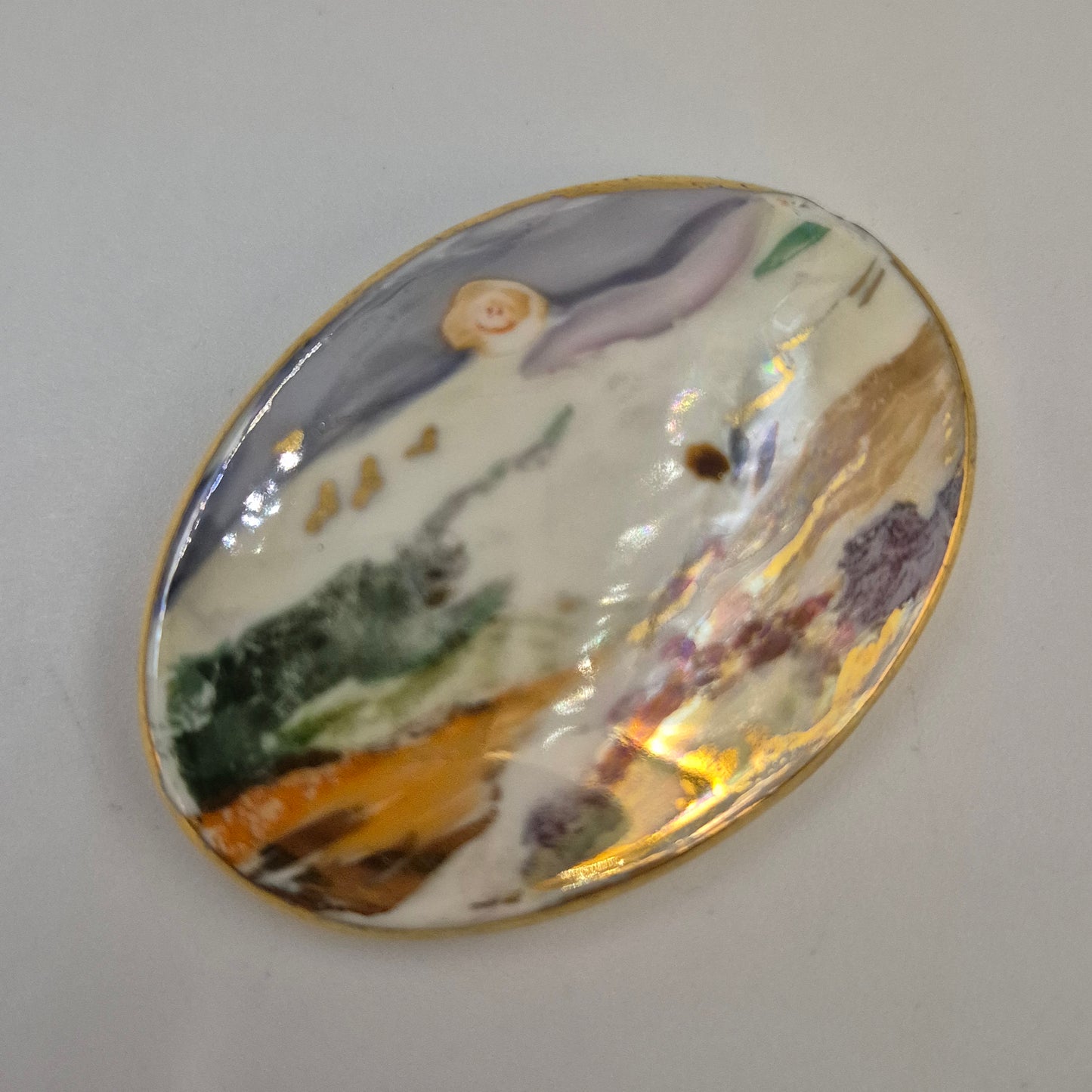 Kunstvolle Vintage Porzellan Brosche – Handbemaltes Landschaftsmotiv