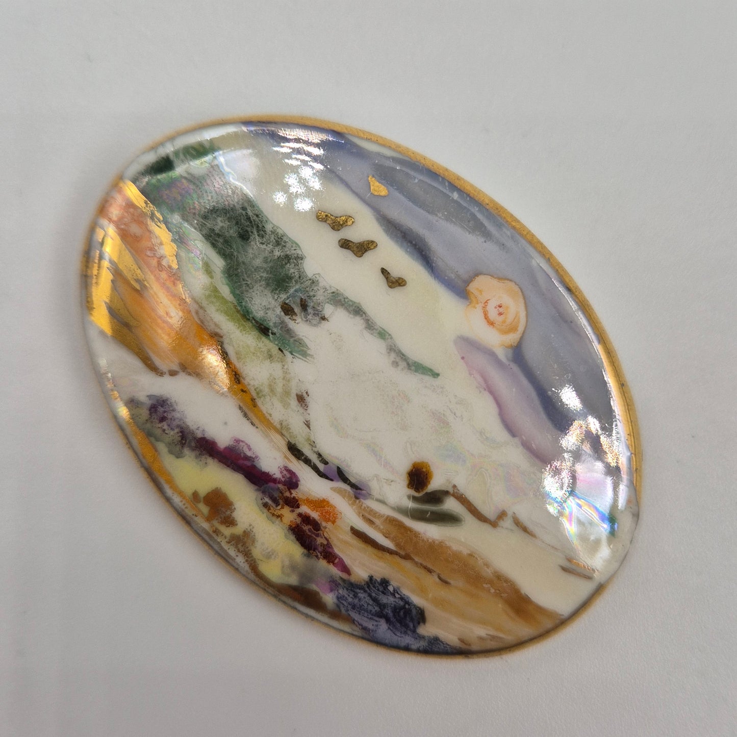 Kunstvolle Vintage Porzellan Brosche – Handbemaltes Landschaftsmotiv
