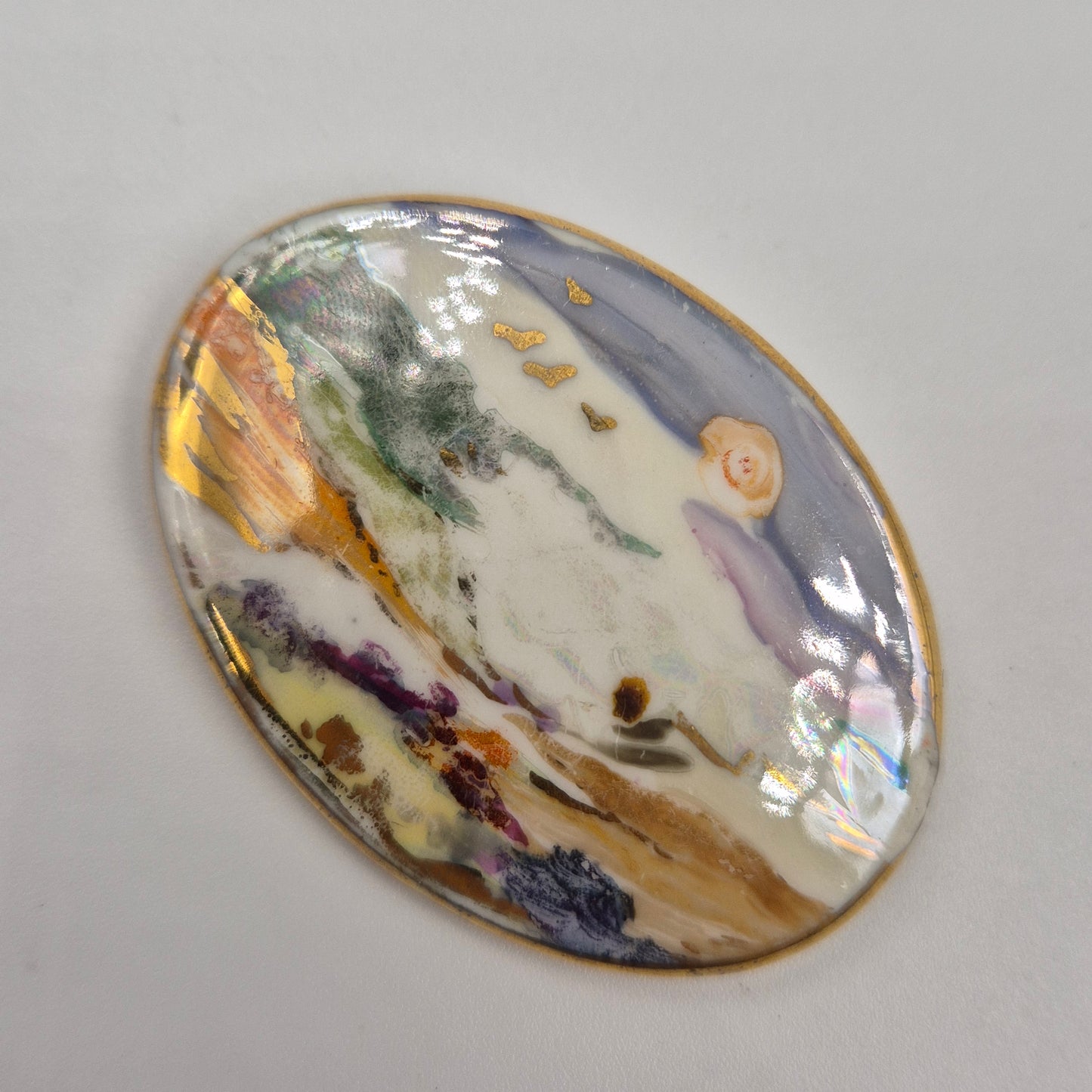 Kunstvolle Vintage Porzellan Brosche – Handbemaltes Landschaftsmotiv