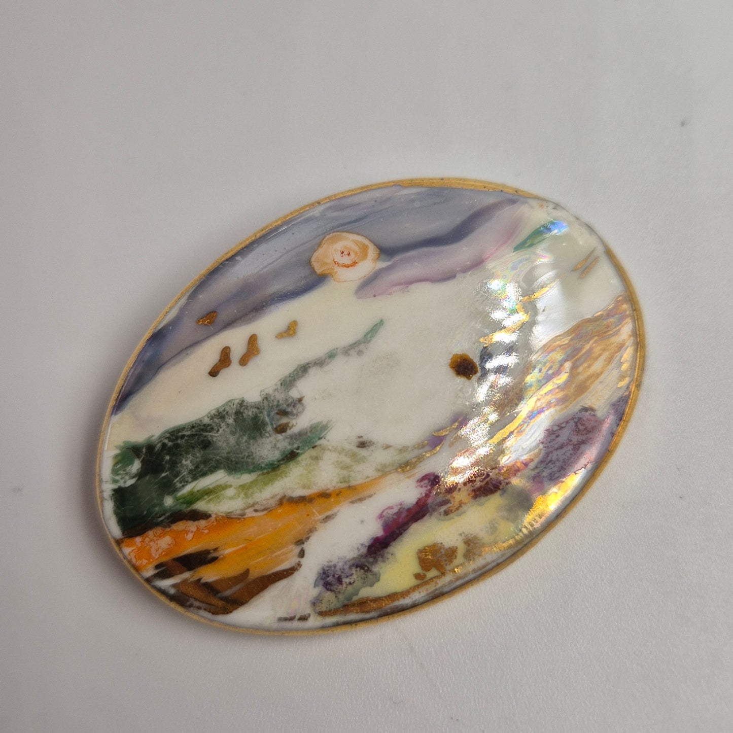 Kunstvolle Vintage Porzellan Brosche – Handbemaltes Landschaftsmotiv