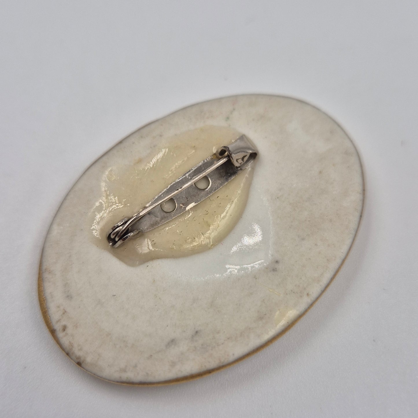 Kunstvolle Vintage Porzellan Brosche – Handbemaltes Landschaftsmotiv