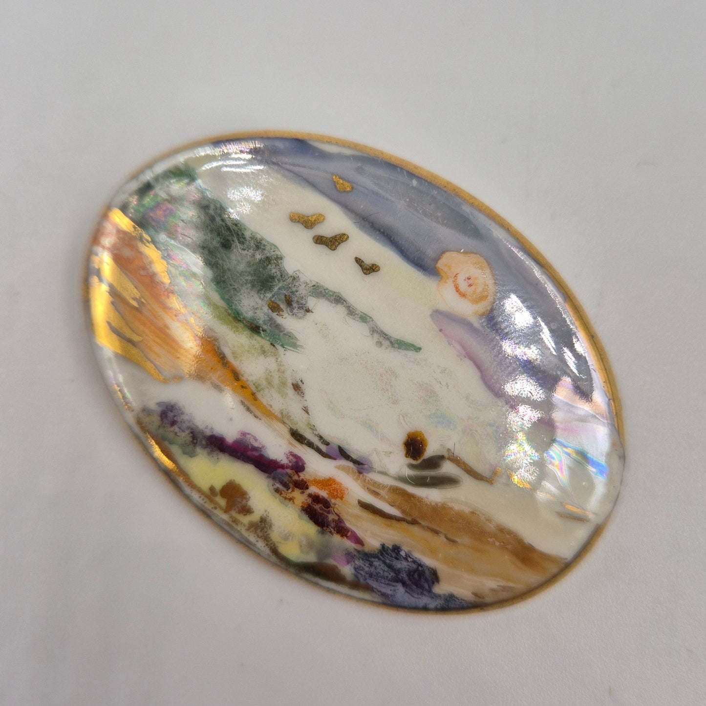 Kunstvolle Vintage Porzellan Brosche – Handbemaltes Landschaftsmotiv