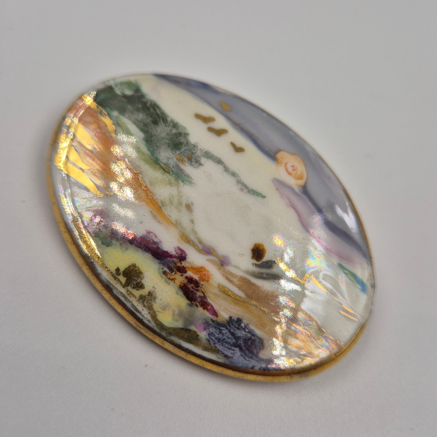 Kunstvolle Vintage Porzellan Brosche – Handbemaltes Landschaftsmotiv