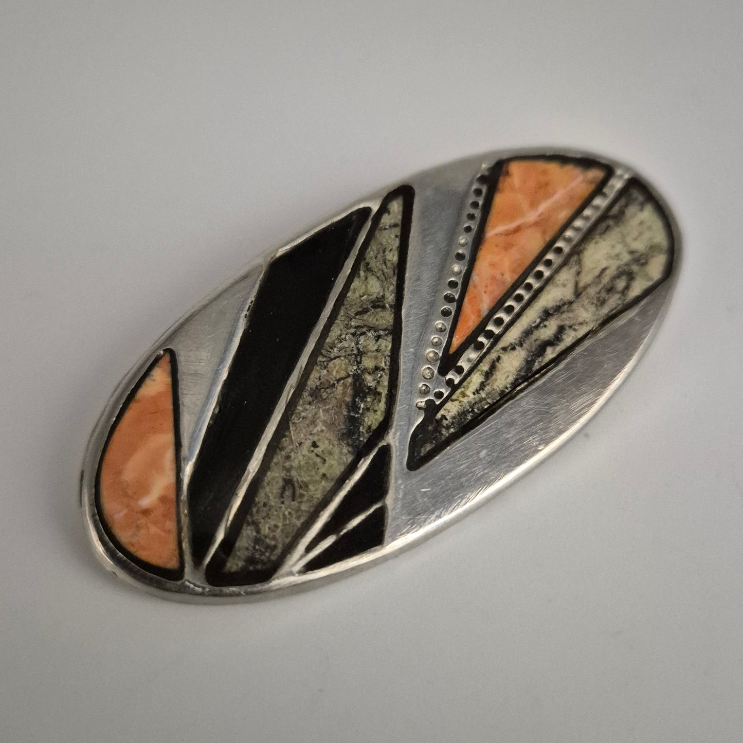 Klassische Vintage Brosche – Geometrisches Design mit Inlays