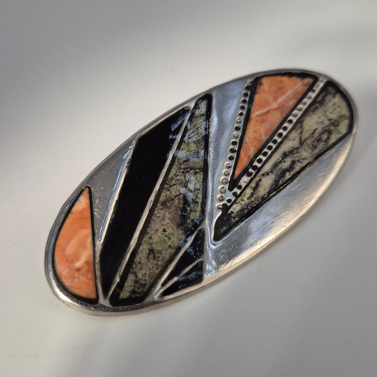 Klassische Vintage Brosche – Geometrisches Design mit Inlays