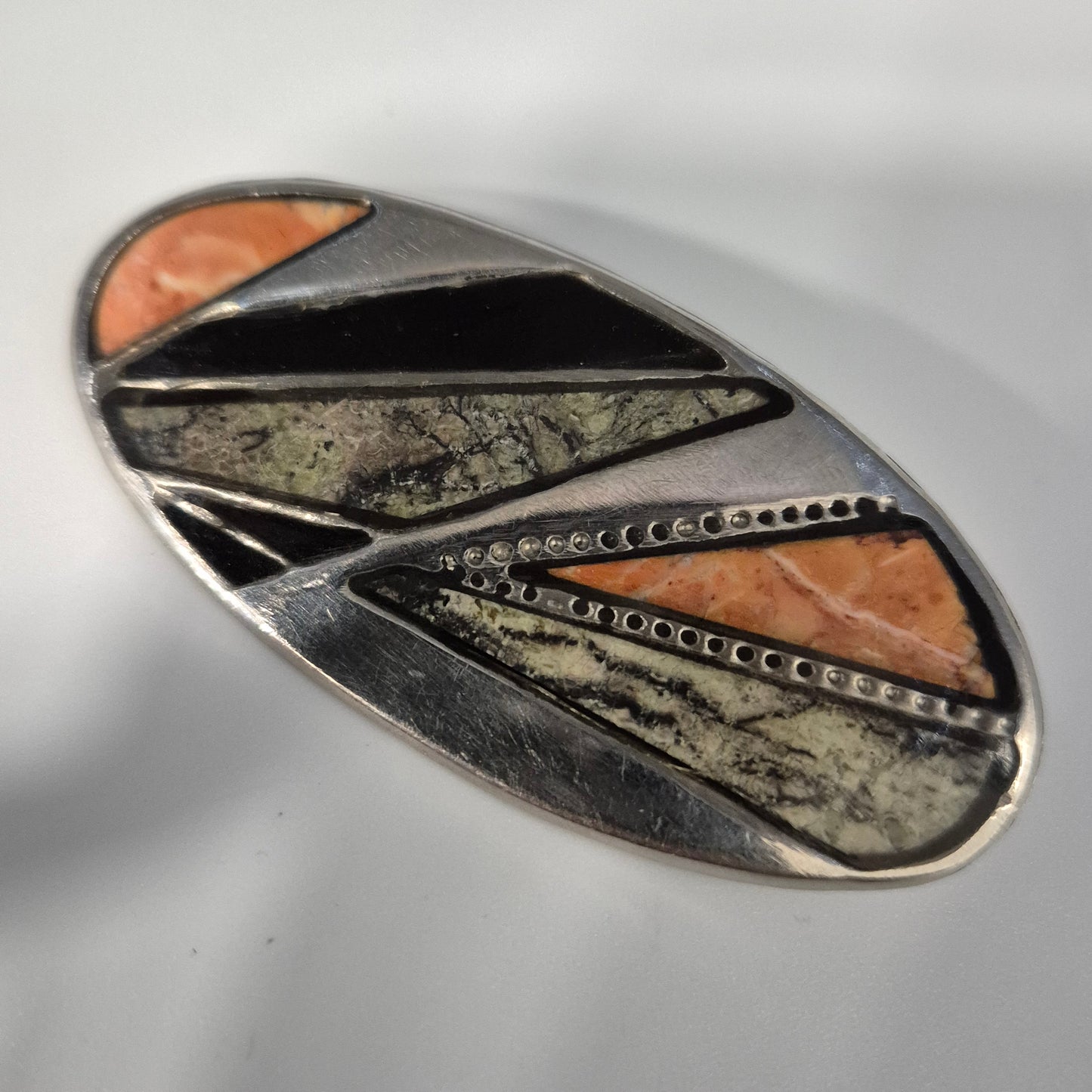 Klassische Vintage Brosche – Geometrisches Design mit Inlays
