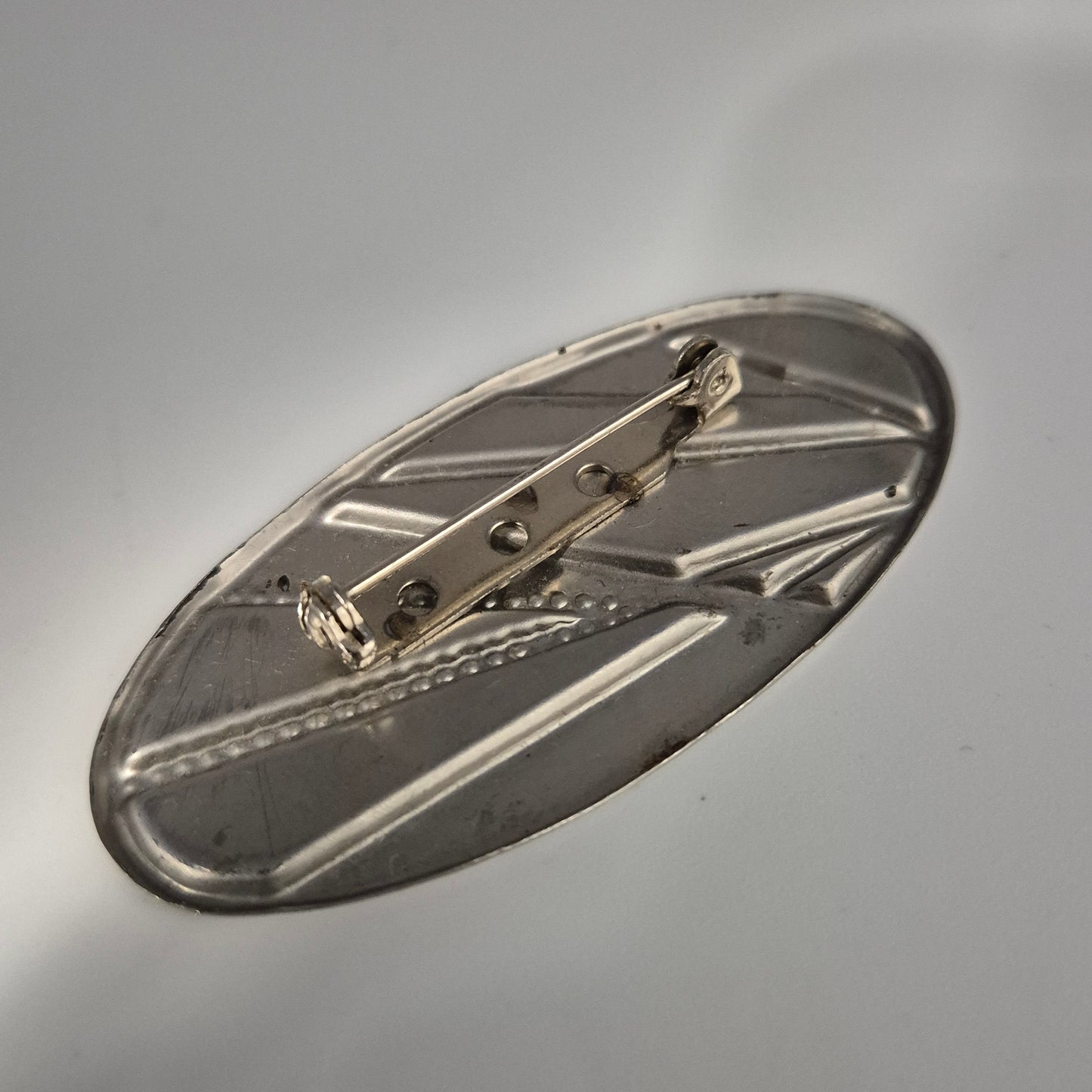 Klassische Vintage Brosche – Geometrisches Design mit Inlays