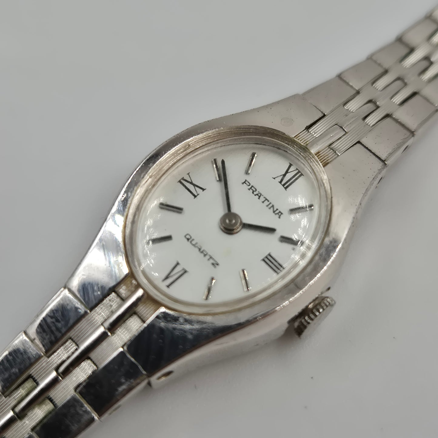 Elegante Pratina Damen Uhr – Klassischer Vintage-Look in Silber