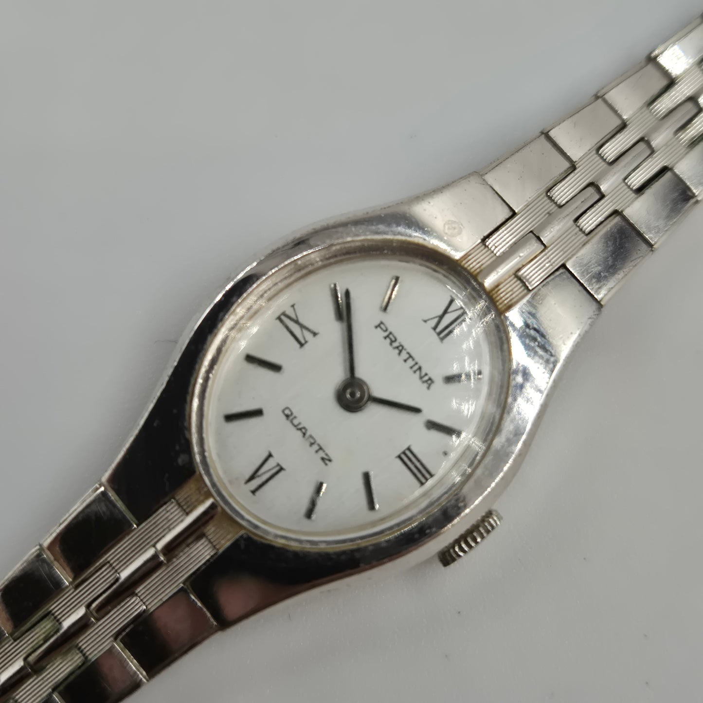 Elegante Pratina Damen Uhr – Klassischer Vintage-Look in Silber