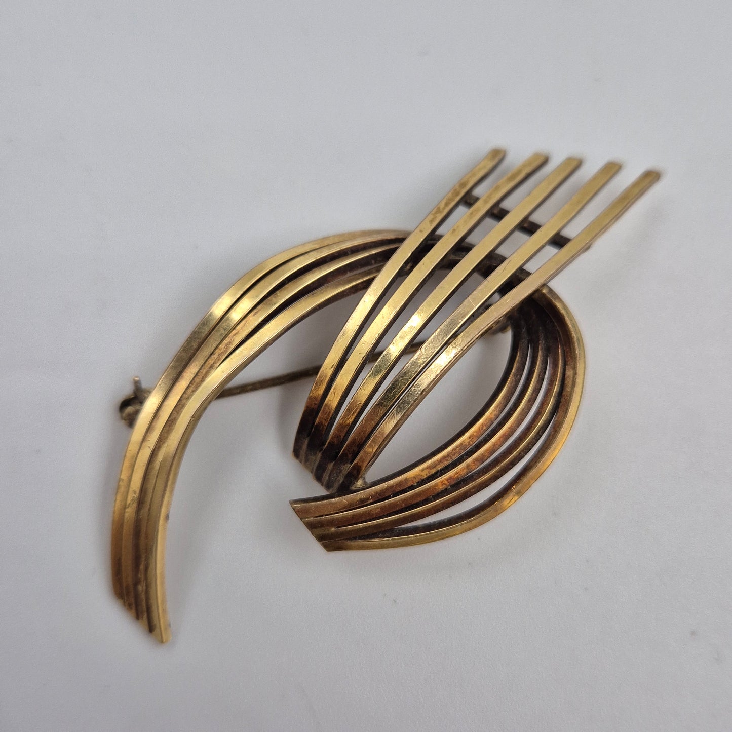Stilvolle Vintage Brosche – Abstraktes Wellen Design in Goldoptik