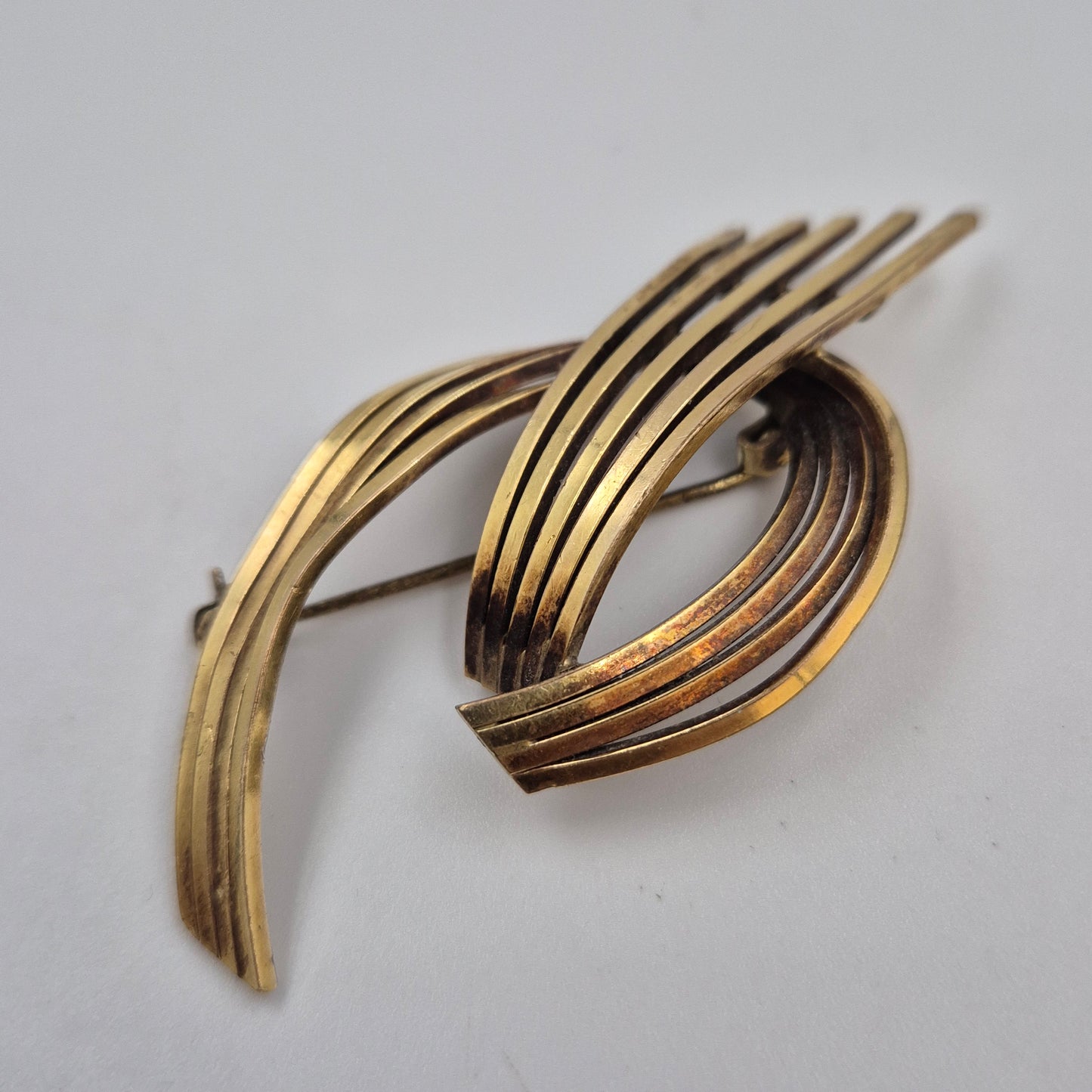 Stilvolle Vintage Brosche – Abstraktes Wellen Design in Goldoptik