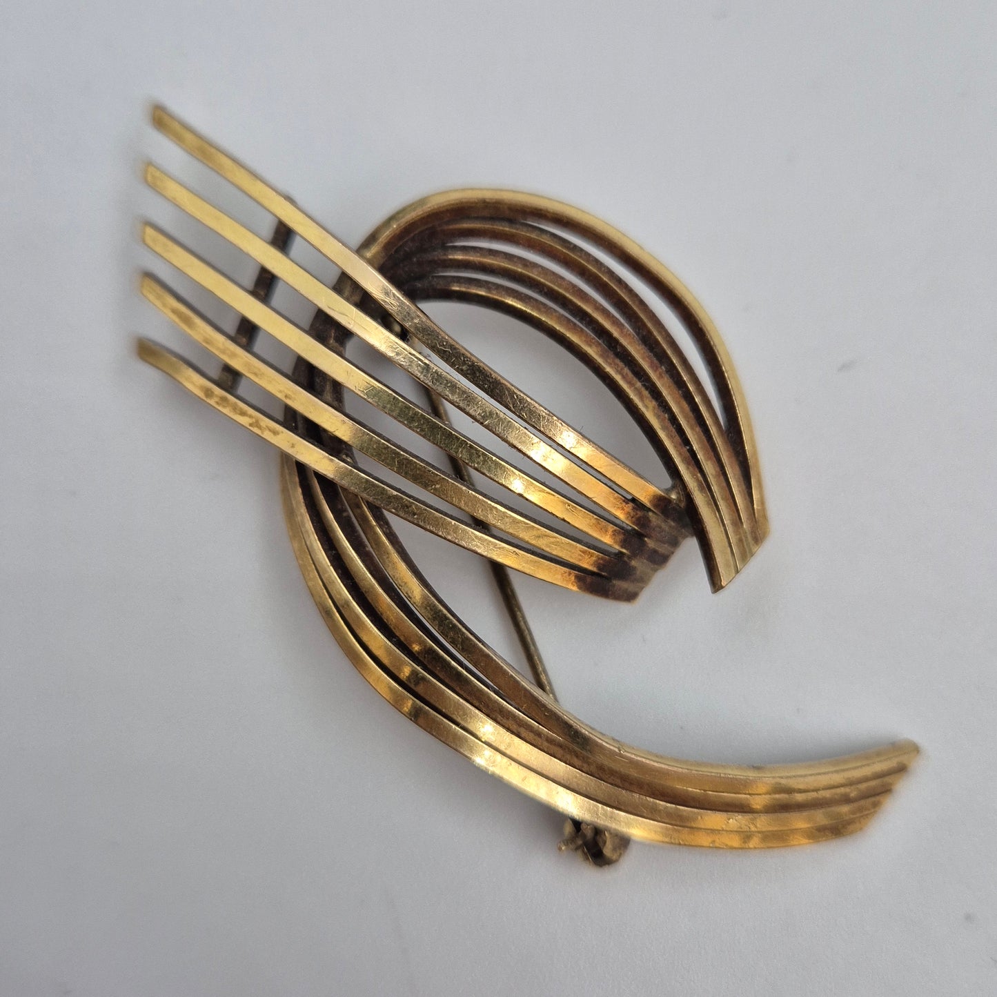 Stilvolle Vintage Brosche – Abstraktes Wellen Design in Goldoptik